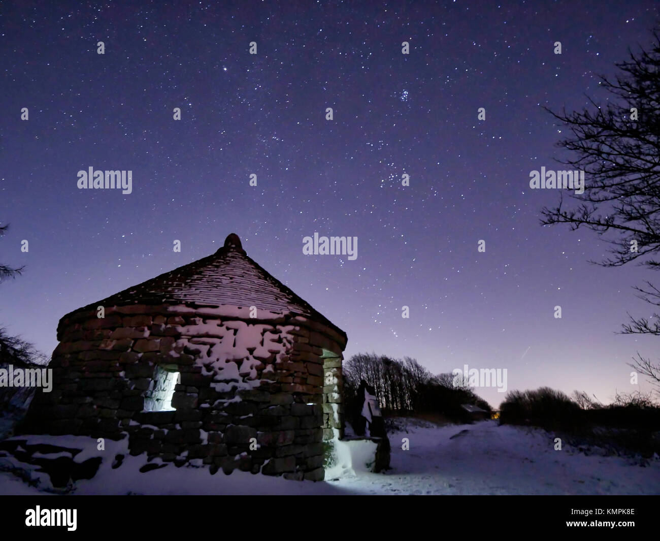 Nationalpark Peak District, Derbyshire, UK. 8. Dezember, 2017. de Wetter: astrofotografie Verlegung der Schnee auf klare Nacht skyes an petersilie Heu benannten dunklen Himmel von Peak District National Park derbyshire Credit: Doug blane/alamy leben Nachrichten Stockfoto