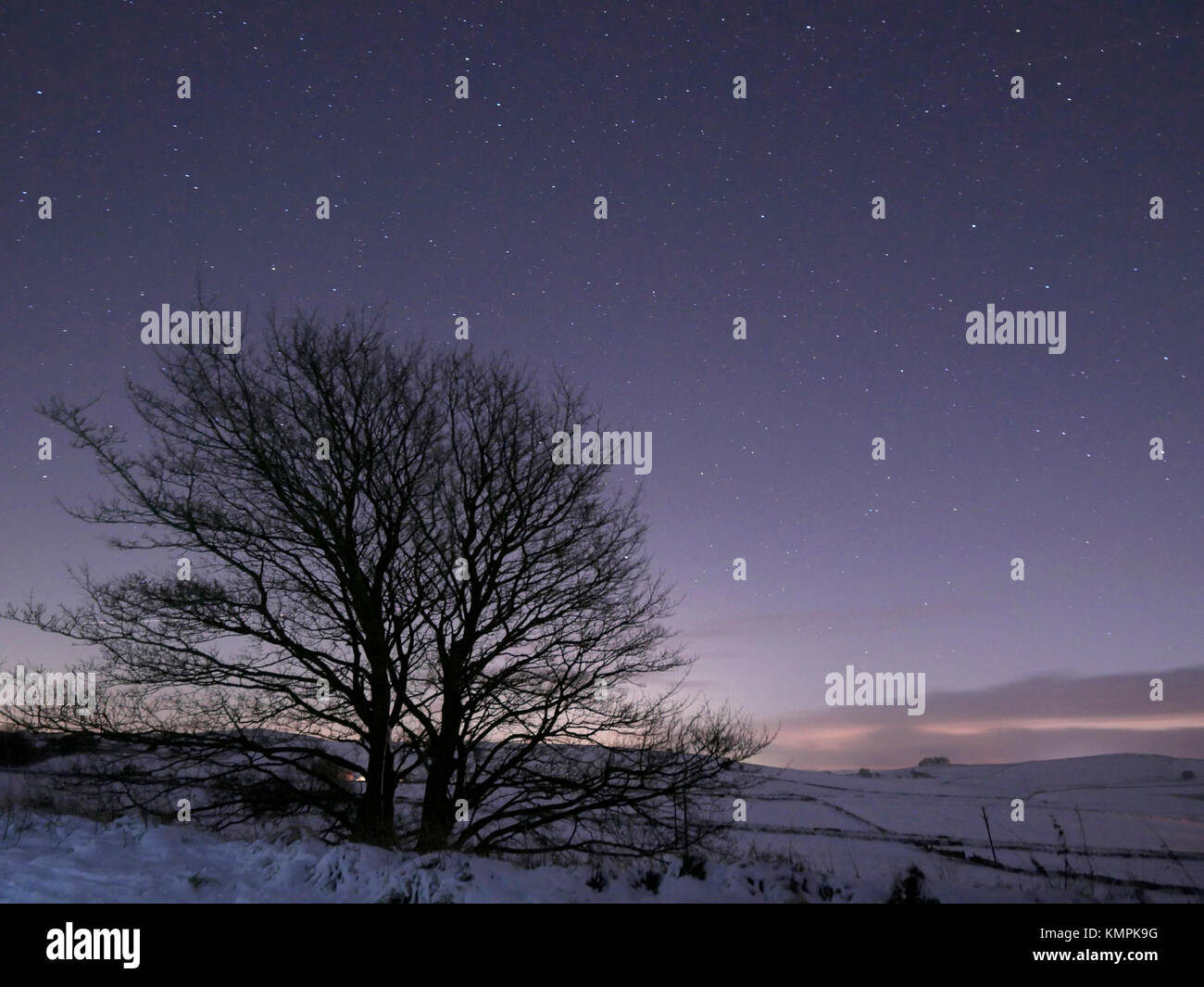 Nationalpark Peak District, Derbyshire, UK. 8. Dezember, 2017. de Wetter: astrofotografie Verlegung der Schnee auf klare Nacht skyes an petersilie Heu benannten dunklen Himmel von Peak District National Park derbyshire Credit: Doug blane/alamy leben Nachrichten Stockfoto