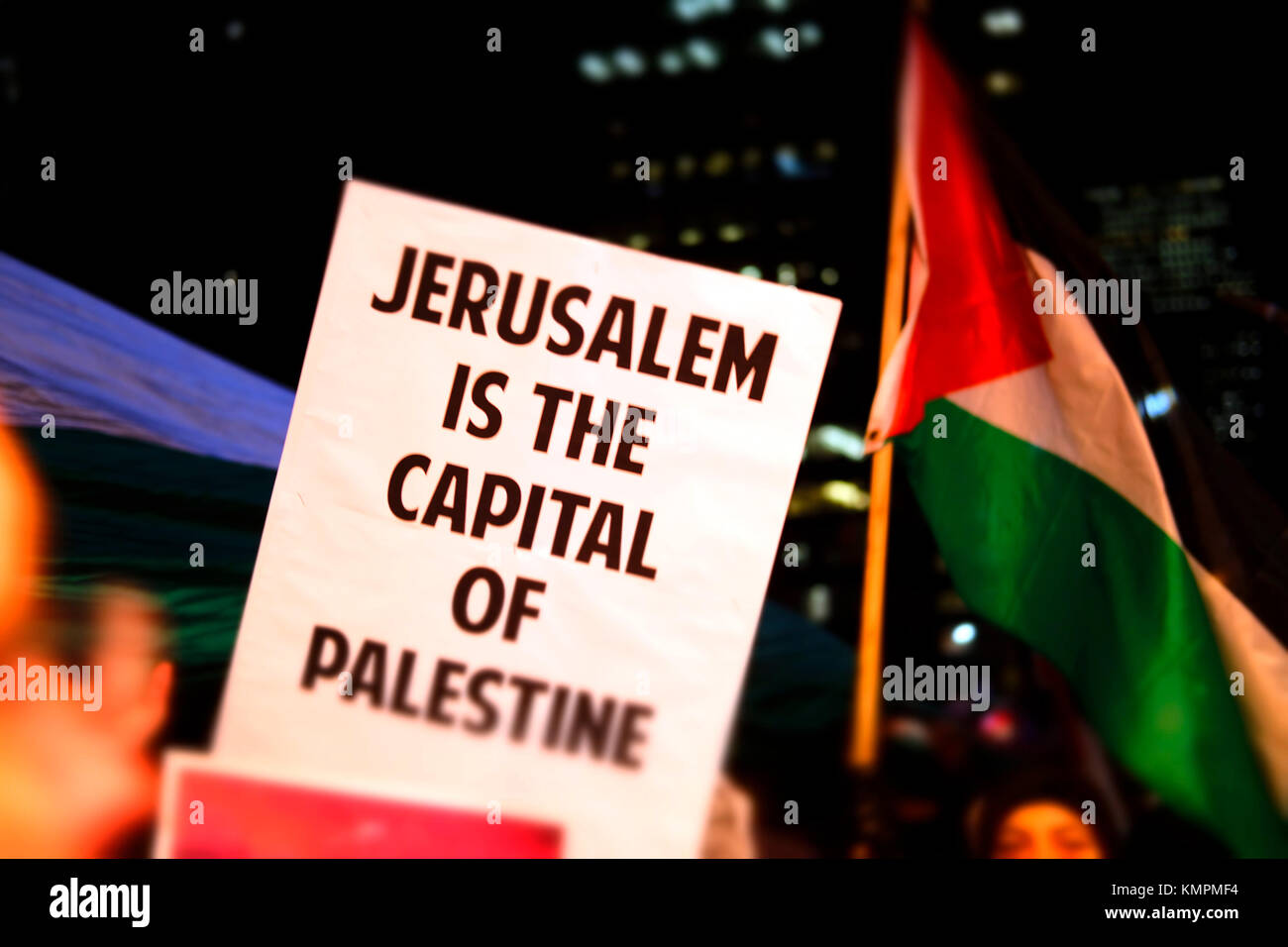 New York, NY, USA. Dez. 2017. Palenstinians und Anhänger protestieren gleichermaßen gegen die Entscheidung von Präsident Trump, Jerusalem als nationale Hauptstadt des Staates Israel anzuerkennen, die am 8. Dezember 2017 auf der Times Square Sektion in New York City abgehalten wurde. Kredit: Mpi43/Media Punch/Alamy Live News Stockfoto