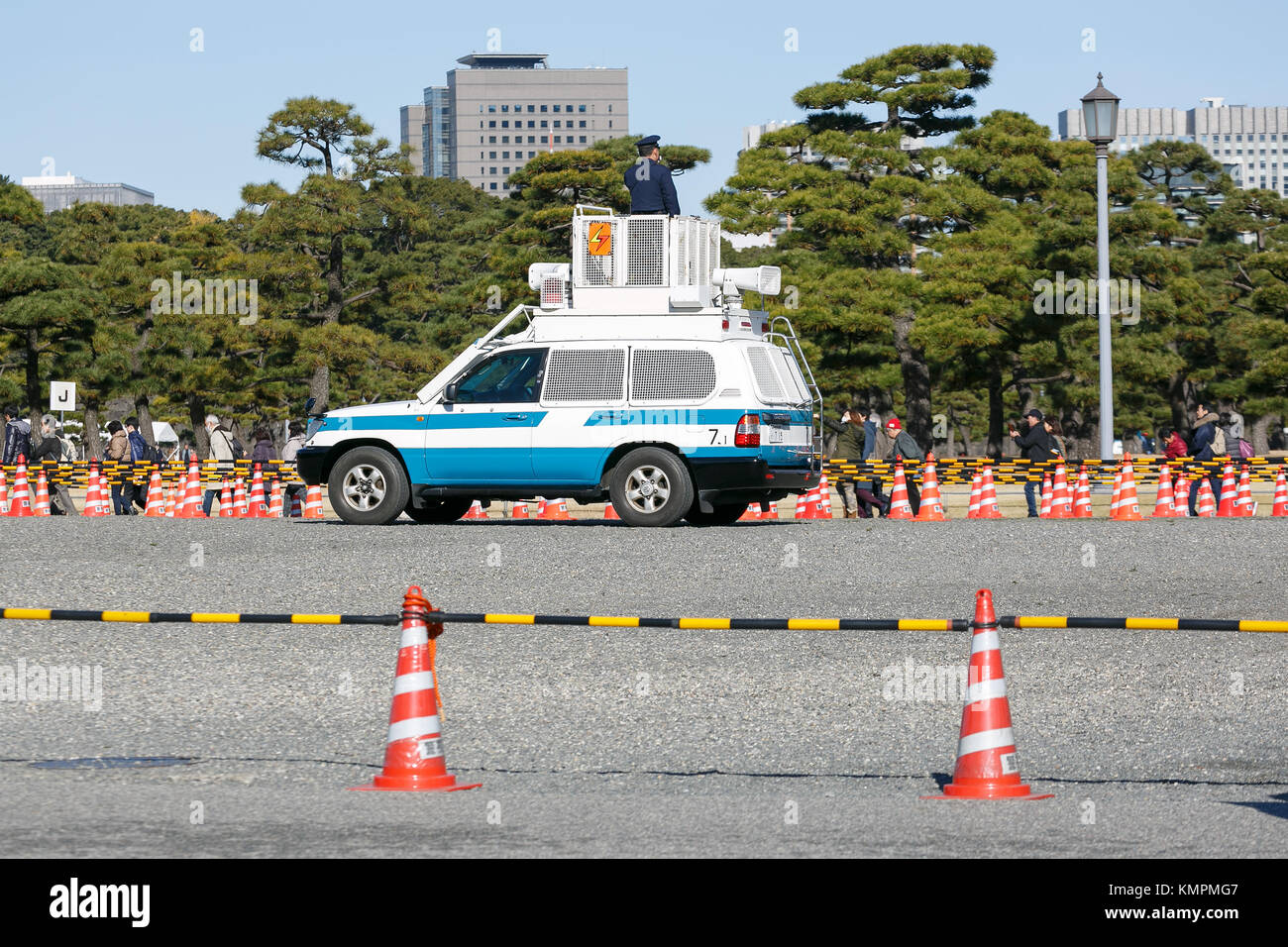 DJ Cop führt die Leute am 9. Dezember 2017 in Tokio, Japan zum Kaiserpalast. Der Kaiserpalast öffnet zweimal im Jahr während der Kirschblüte und der Herbstsaison seine Pforten für die Öffentlichkeit. Nach Angaben der Kaiserlichen Haushaltsbehörde besuchten rund 21.000 Menschen die 750 Meter lange Straße vom Sakashita-Tor zum Inui-Tor am ersten Tag der Eröffnung am 2. Dezember. Die Inui Street ist bis zum 10. Dezember für die Öffentlichkeit geöffnet. Quelle: Rodrigo Reyes Marin/AFLO/Alamy Live News Stockfoto