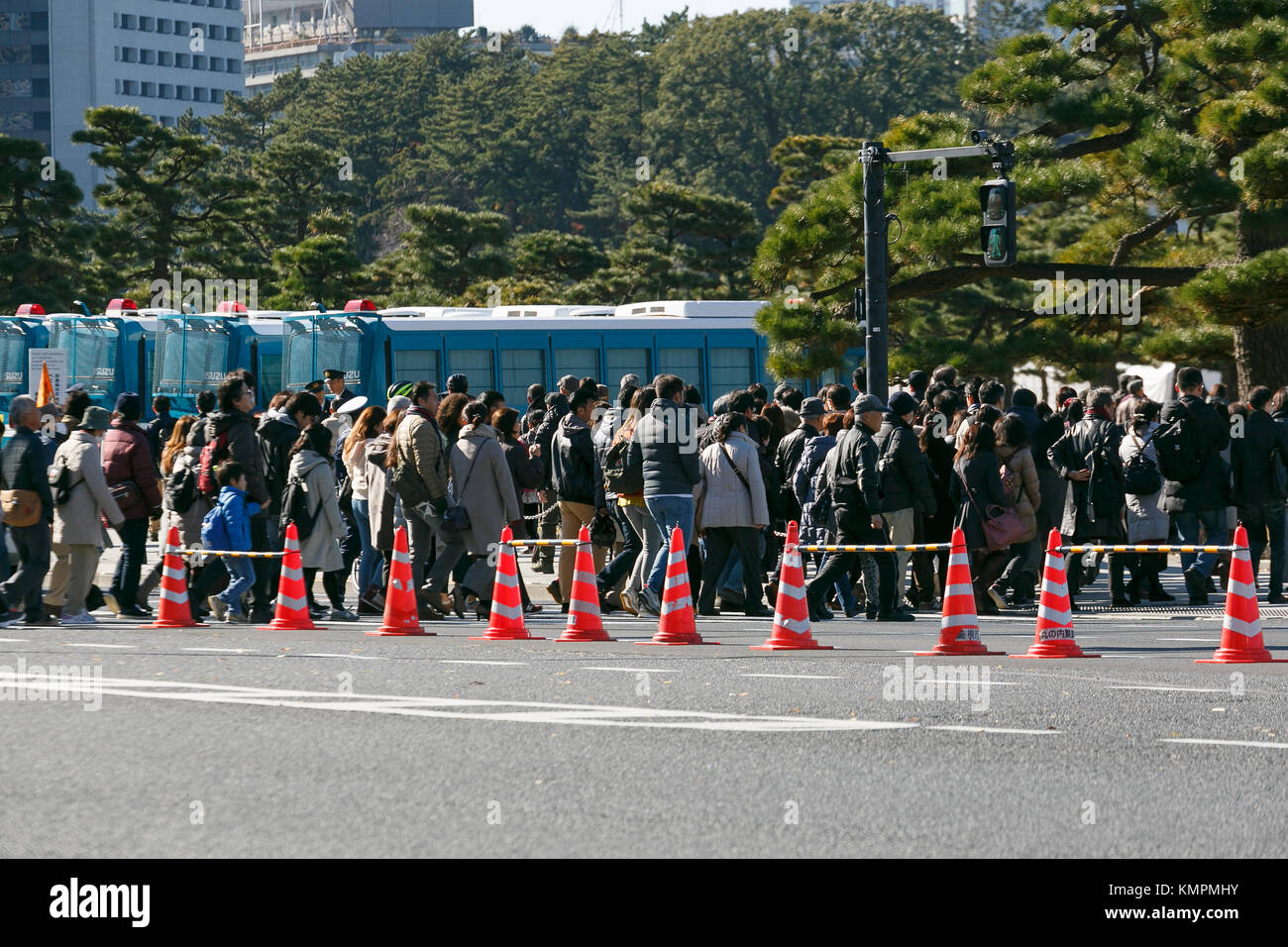 Besucher gehen zum Kaiserpalast, um die Inui Street am 9. Dezember 2017 in Tokio, Japan zu besuchen. Der Kaiserpalast öffnet zweimal im Jahr während der Kirschblüte und der Herbstsaison seine Pforten für die Öffentlichkeit. Nach Angaben der Kaiserlichen Haushaltsbehörde besuchten rund 21.000 Menschen die 750 Meter lange Straße vom Sakashita-Tor zum Inui-Tor am ersten Tag der Eröffnung am 2. Dezember. Die Inui Street ist bis zum 10. Dezember für die Öffentlichkeit geöffnet. Quelle: Rodrigo Reyes Marin/AFLO/Alamy Live News Stockfoto