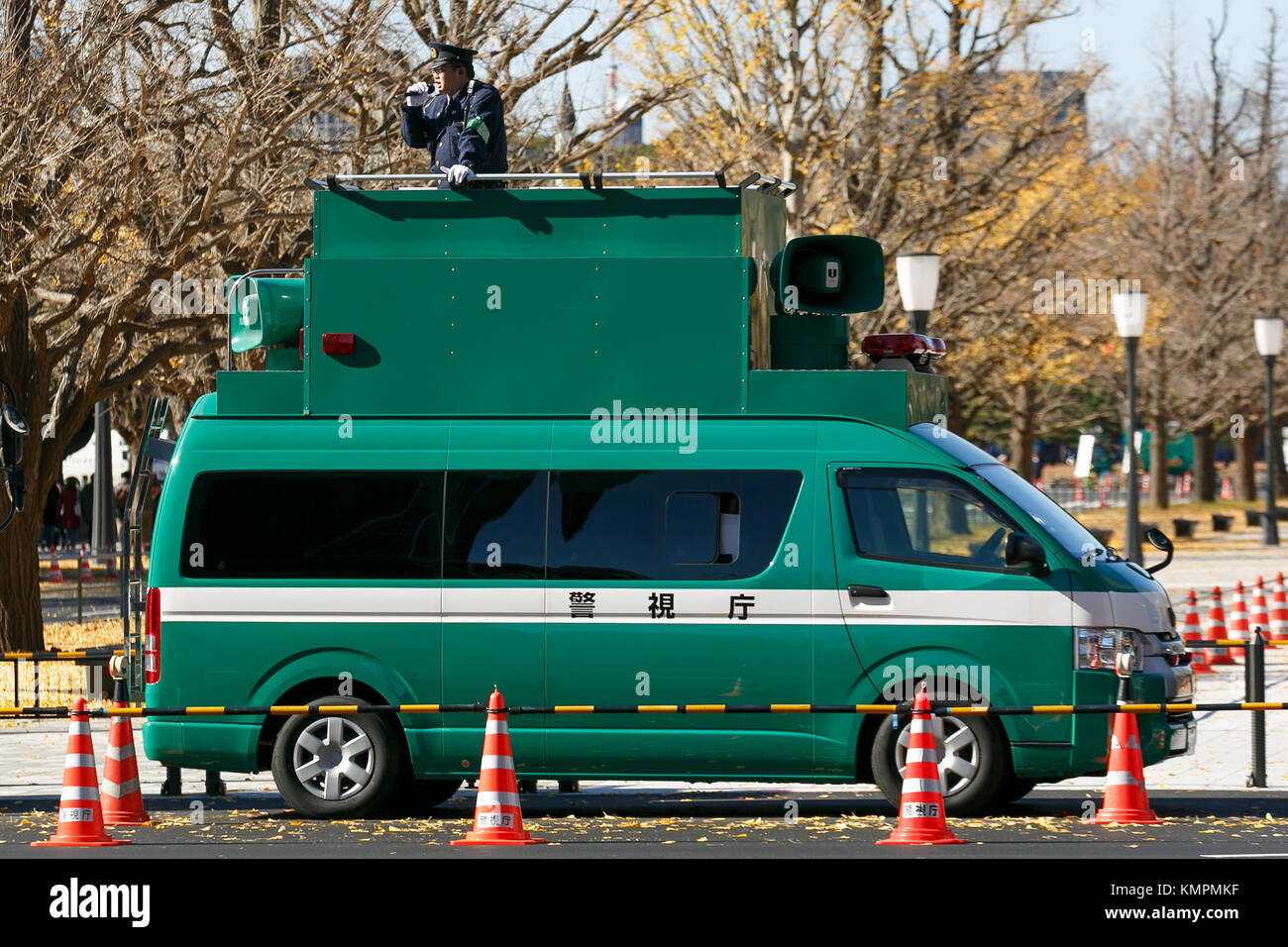 DJ Cop führt die Leute am 9. Dezember 2017 in Tokio, Japan zum Kaiserpalast. Der Kaiserpalast öffnet zweimal im Jahr während der Kirschblüte und der Herbstsaison seine Pforten für die Öffentlichkeit. Nach Angaben der Kaiserlichen Haushaltsbehörde besuchten rund 21.000 Menschen die 750 Meter lange Straße vom Sakashita-Tor zum Inui-Tor am ersten Tag der Eröffnung am 2. Dezember. Die Inui Street ist bis zum 10. Dezember für die Öffentlichkeit geöffnet. Quelle: Rodrigo Reyes Marin/AFLO/Alamy Live News Stockfoto