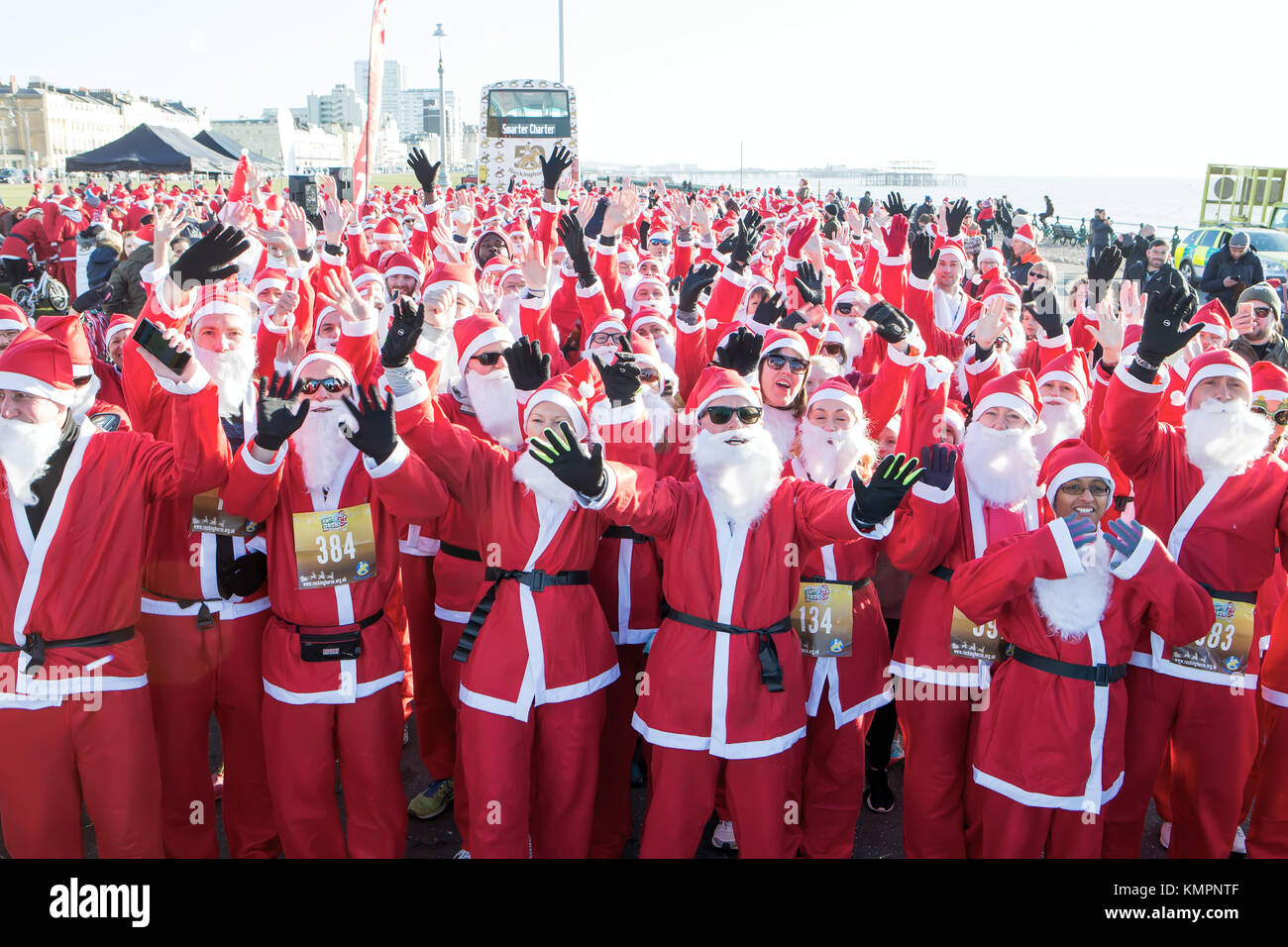 Brighton, UK. 09 Dez, 2017. Die Santa Dash ist immer sehr lustig und amüsant zu sehen. Die Brighton Santa dash Rennen Route ist eine schöne Wohnung, zurück laufen und. Der Kurs Köpfe West die Strandpromenade für 2.500 Seiten. Lief zu Hove Lagune herum drehen und Kopf zurück zum Start/Ziel. 9. Dezember 2017 Credit: David Smith/Alamy leben Nachrichten Stockfoto