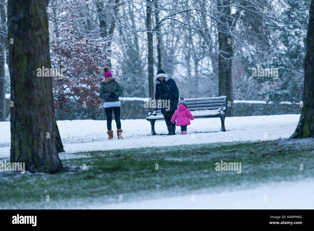 Lisburn, Großbritannien. 9. Dezember, 2017. Die Menschen machen den Großteil der Schneefall in Wallace Park, Lisburn, ob Spaziergang mit dem Hund oder Kinder genießen Sie das winterliche Wetter Credit: Bonzo/Alamy leben Nachrichten Stockfoto