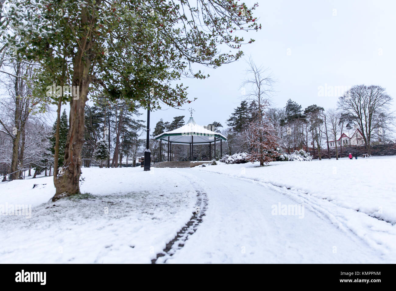 Lisburn, Großbritannien. 9. Dezember, 2017. Die Menschen machen den Großteil der Schneefall in Wallace Park, Lisburn, ob Spaziergang mit dem Hund oder Kinder genießen Sie das winterliche Wetter Credit: Bonzo/Alamy leben Nachrichten Stockfoto