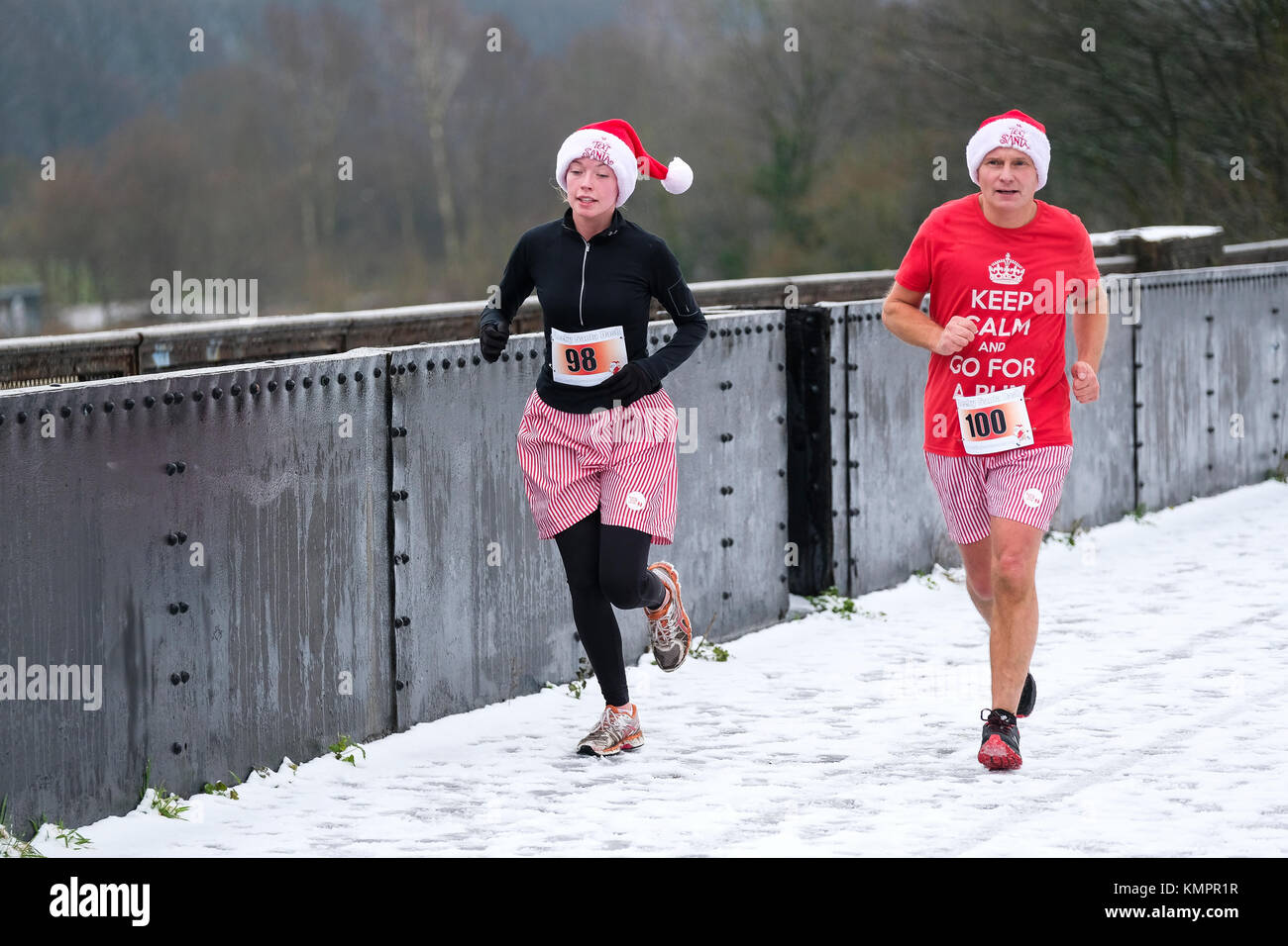 Preston, Großbritannien. 9. Dezember 2017. UK Wetter. TV-Persönlichkeit Matthew Wright joined a Christmas Charity Run in Preston heute. Läufer trotzten Schneeregen und Schnee Geld für den Sieg gegen Darmkrebs zu Ehren von Ben Ashworth, der im Juli nach einer Schlacht mit Krebs starb zu erhöhen. Viele Läufer zogen Fancy Dress und aufblasbare bum Wangen für die run um Preston's Avenham und Miller Parks. Ben Ashworth starb nach einem fünf Jahre Kampf mit Darmkrebs. Er regelmäßig trainiert für seinen Marathon auf der Guild Rad, das durch den Park fährt. Credit: Paul Melling/Alamy leben Nachrichten Stockfoto