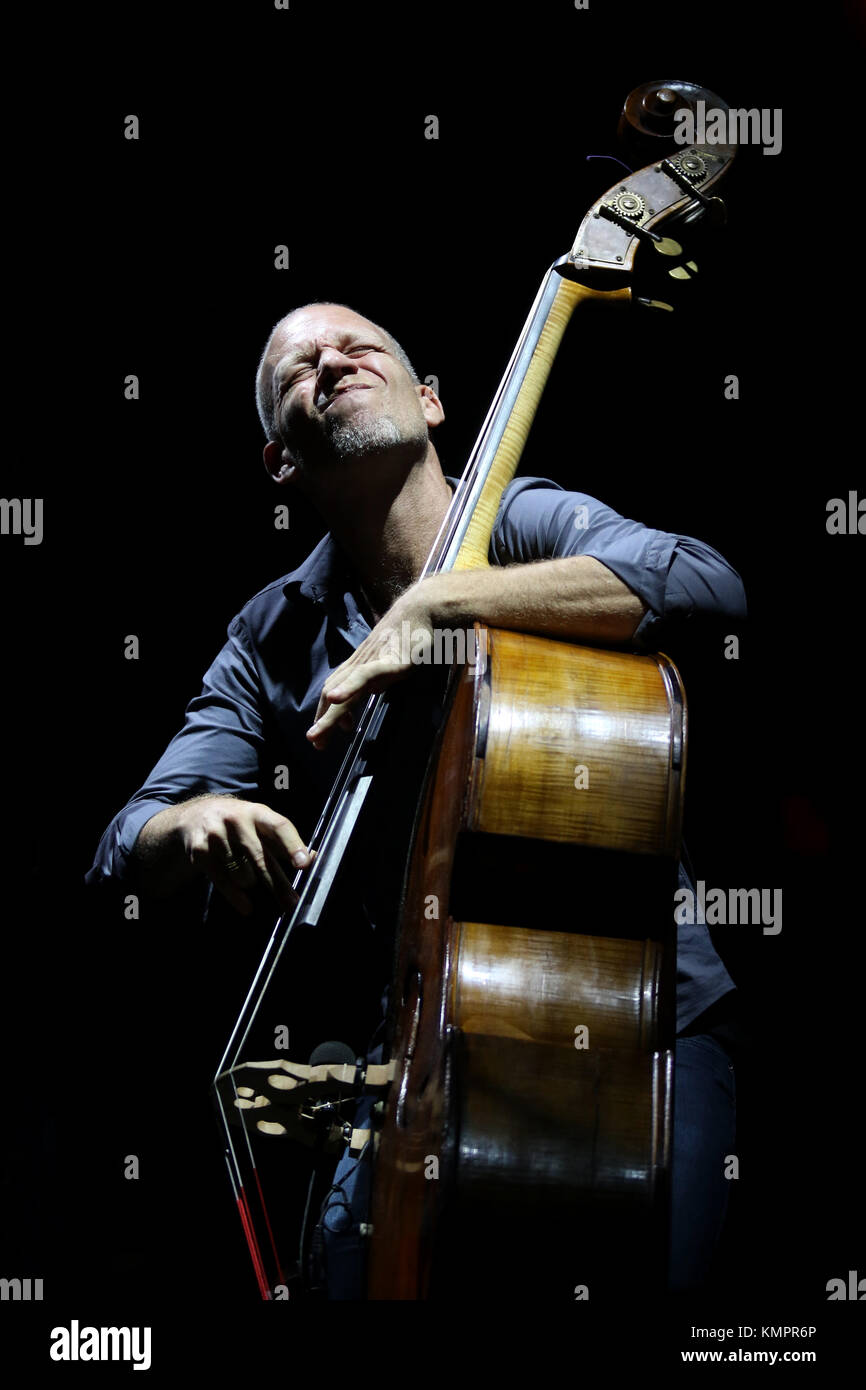 Marciac (Frankreich), 4. August 2017, 40th Jazz Festival in Marciac Konzert von Avishai Cohen Avishai Cohen (contrebasse chant) elyasaf bishari (Basse chant) Yael shapira (evn, Gesang) yonathan daskall (kbds) Tal kohavi (Batterie dms) itamar Doari (percu, Gesang) Credit: sebastien lapeyrere/alamy Leben Nachrichten. yosvany Terry (Saxophon) Baptiste trotignon (Klavier) yunior Terry (Basse) Jeff tain Watts (Batterie dms) Stockfoto
