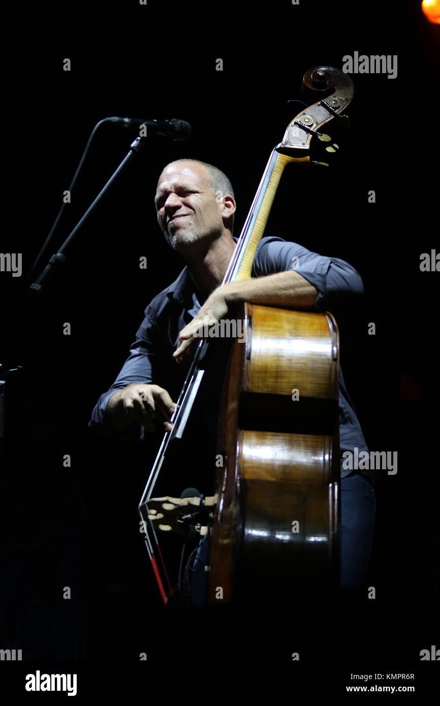 Marciac (Frankreich), 4. August 2017, 40th Jazz Festival in Marciac Konzert von Avishai Cohen Avishai Cohen (contrebasse chant) elyasaf bishari (Basse chant) Yael shapira (evn, Gesang) yonathan daskall (kbds) Tal kohavi (Batterie dms) itamar Doari (percu, Gesang) Credit: sebastien lapeyrere/alamy Leben Nachrichten. yosvany Terry (Saxophon) Baptiste trotignon (Klavier) yunior Terry (Basse) Jeff tain Watts (Batterie dms) Stockfoto