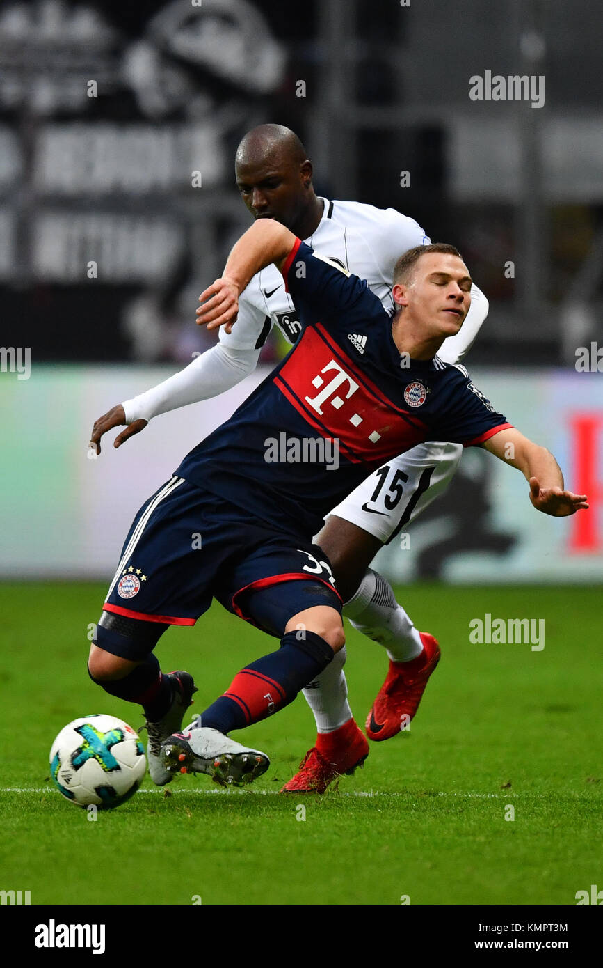 Münchner Joshua Kimmich und Frankfurter Jetro Willems (L) wetteifern um den Ball beim Bundesliga-Spiel zwischen Eintracht Frankfurt und FC Bayern München in der Commerzbank Arena in Frankfurt am 9. Dezember 2017. (EMBARGO-BEDINGUNGEN - ACHTUNG: Aufgrund der Akkreditierungsrichtlinien erlaubt die DFL nur die Veröffentlichung und Nutzung von bis zu 15 Bildern pro Spiel im Internet und in Online-Medien während des Spiels.) Foto: Uwe Anspach/dpa Stockfoto