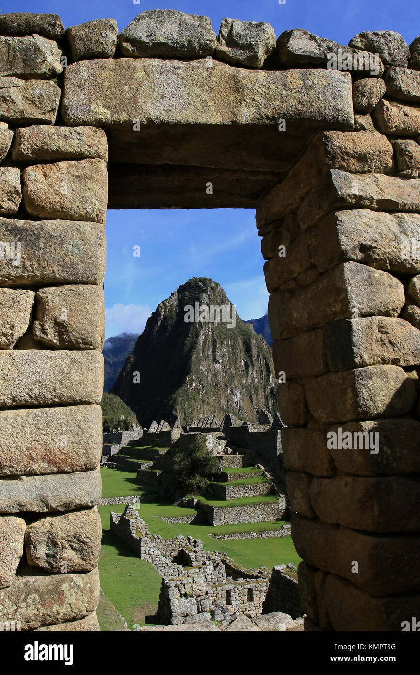 Machu Picchu (Peru), 23. November 2015; Machu Picchu Ausgrabungsstätte. Die Ruinen der Inka Zitadelle aus dem 15. Jahrhundert liegt bei 2340 m Höhe auf einer schmalen felsigen Bergrücken oberhalb des Urubamba Flusses. Aus administrativen, politischen und religiösen Zentrum an landwirtschaftlichen Terrassen, Sternwarte, Tempeln und religiösen Gebäuden, Industrie Workshops sie von den Inka König Pachacoetec Credit: Sebastien Lapeyrere/Alamy Live Nachrichten errichtet wurde, dominiert. Stockfoto