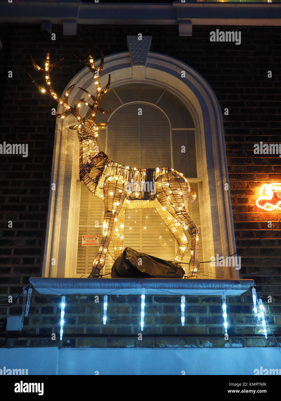 Sheerness, Kent, Großbritannien. 9 Dez, 2017. Ein Haus in Sheerness, die für seine Weihnachtsbeleuchtung steht verfügt über ein großes beleuchtetes Rentier in einem Fenster, einer riesigen Schneemann und ein Mann mittleren Nussknacker Figur am Eingang die Tür! Credit: James Bell/Alamy leben Nachrichten Stockfoto