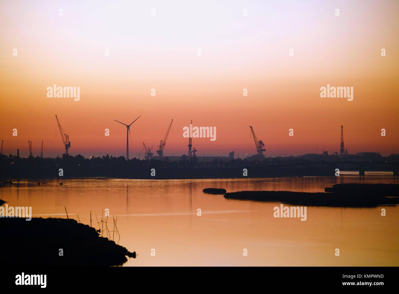 Estaleiros de Viana do Castelo com Pôr-do-Sol Stockfoto