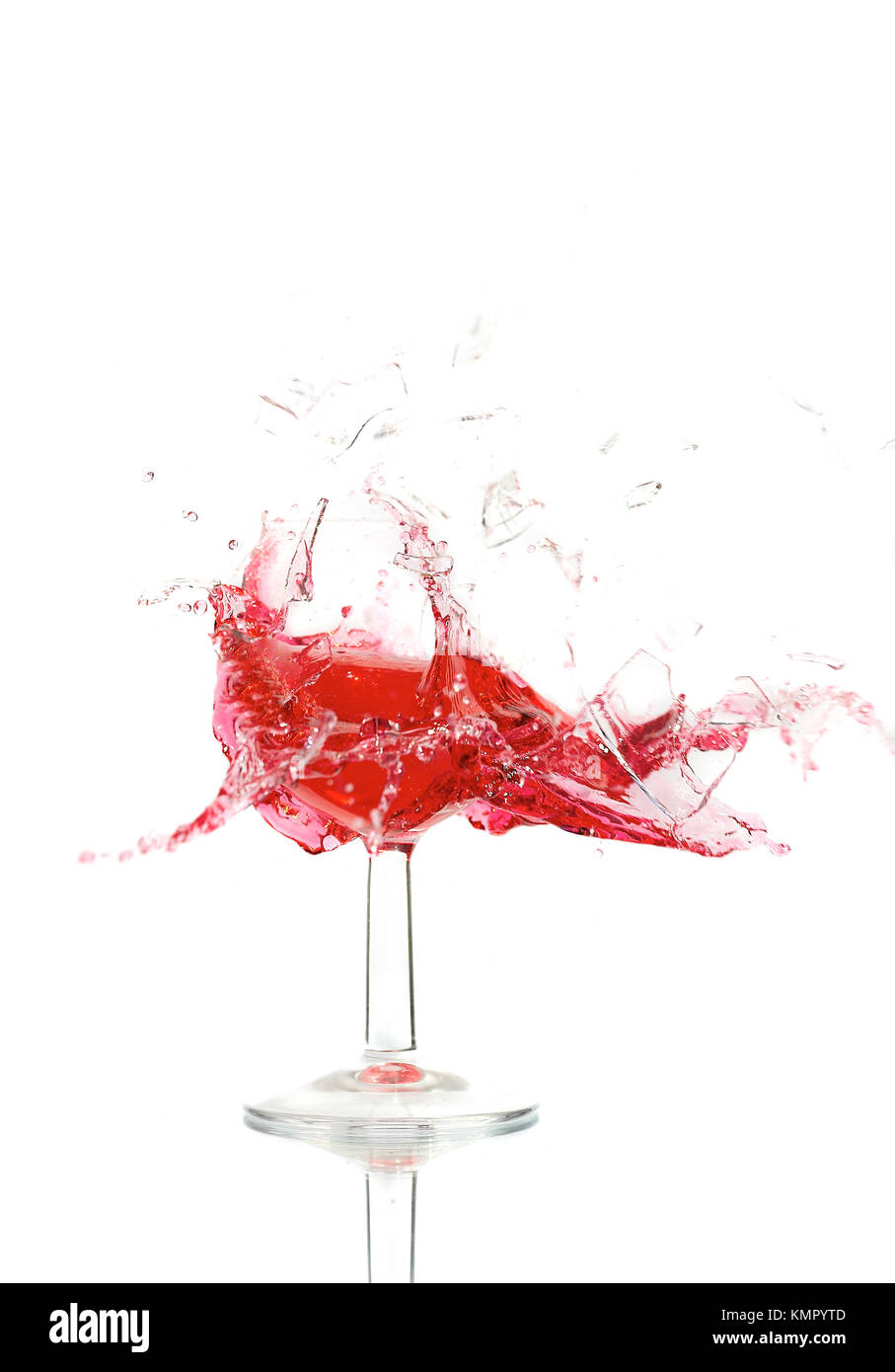 Ein Glas mit Wein auf einem weißen Hintergrund gebrochen Stockfoto
