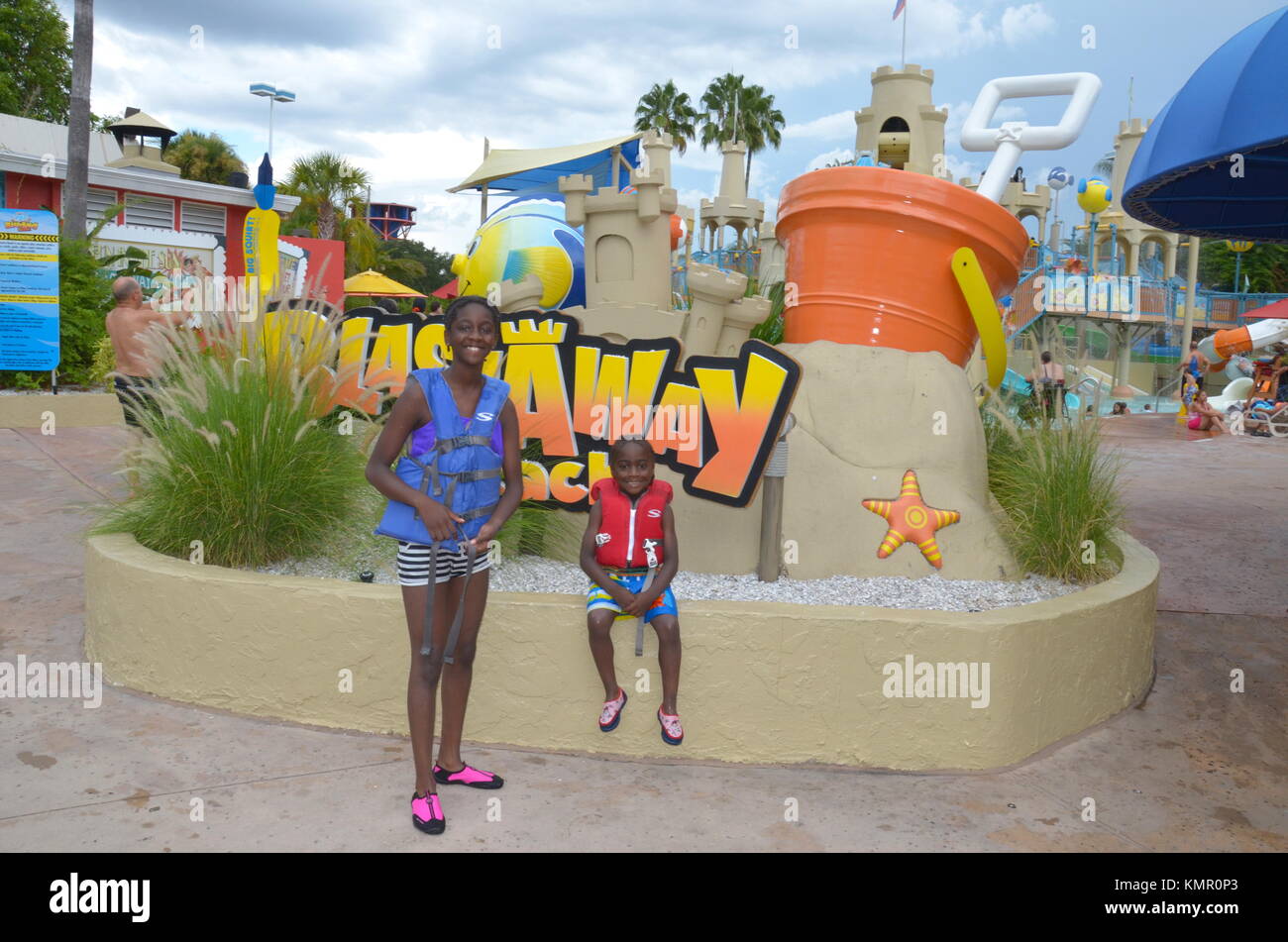 Afro-karibische Kid genießen Wet und Wild Waterpark in Orlando, Florida, USA Stockfoto