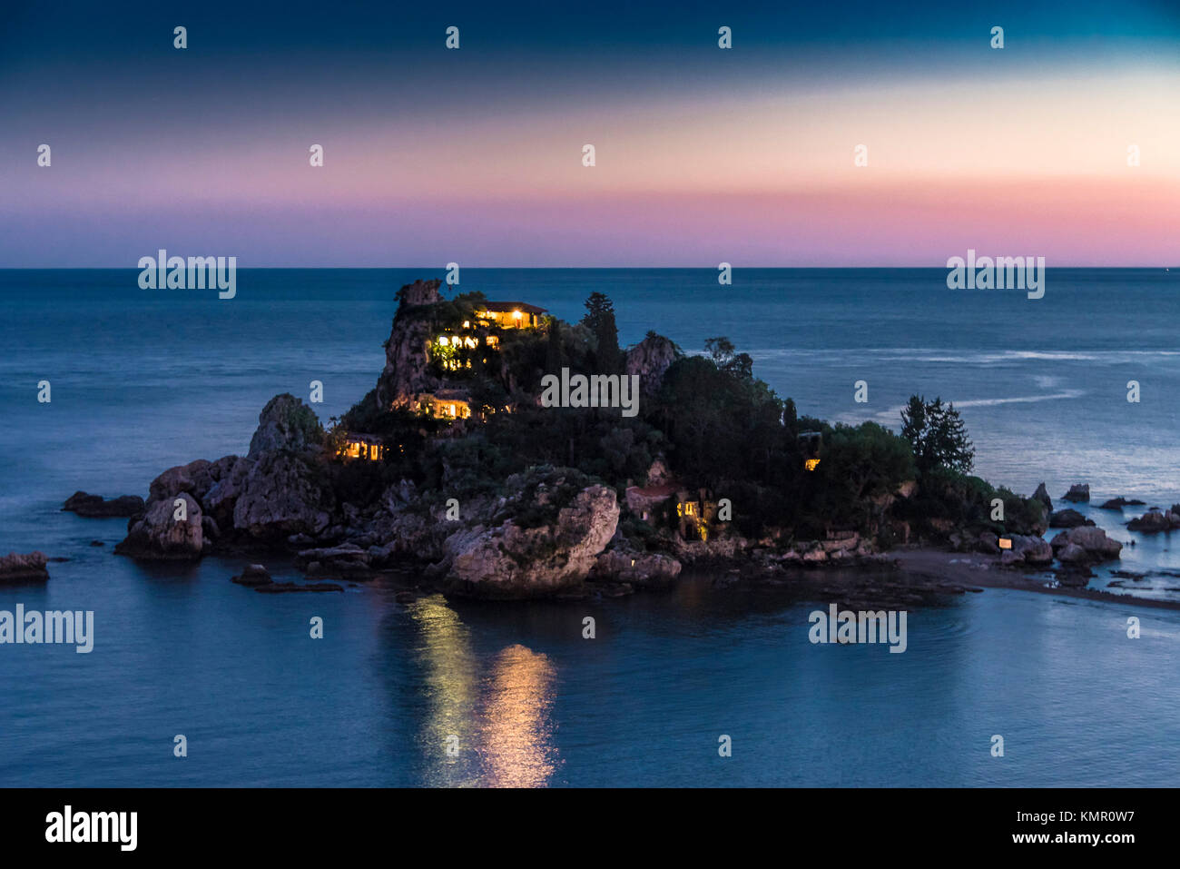 Isola Bella in der Dämmerung - eine kleine Insel, die auch als die "Perle des Mittelmeers", an der Küste von Taormina, Sizilien bekannt. Stockfoto