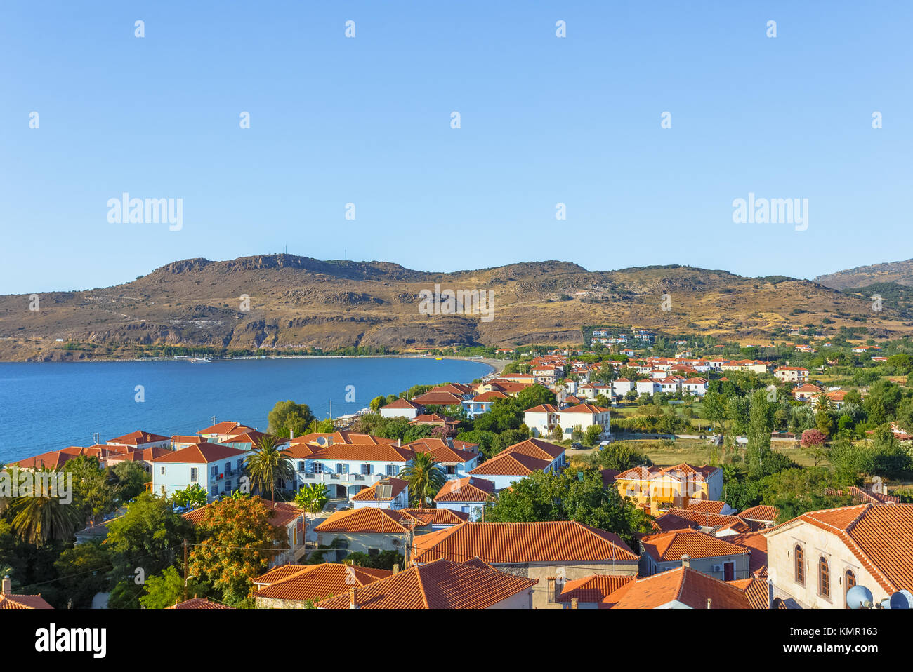 Panoramablick von Petra Dorf gegen ein strahlend blauer Himmel in Lesbos, míthymna, Griechenland Stockfoto