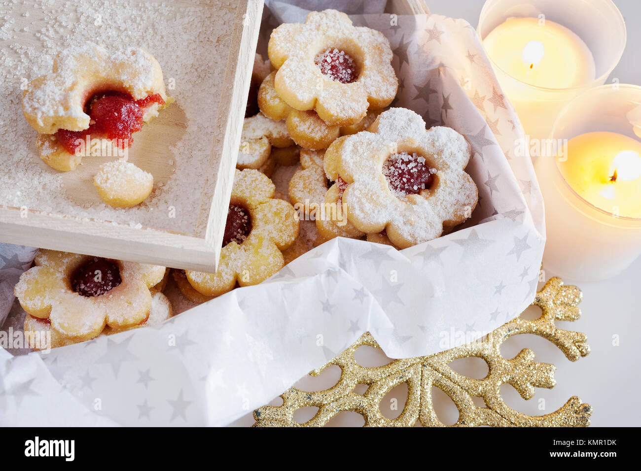 Tradiční české vánoce - vánoční cukroví - linecké pečivo/traditionelle tschechische Weihnachten - Kuchen backen - Linzer Torten Kekse (Linz) mit Marmelade gefüllt Stockfoto