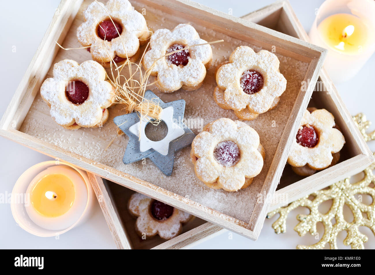 Tradiční české vánoce - vánoční cukroví - linecké pečivo/traditionelle tschechische Weihnachten - Kuchen backen - Linzer Torten Kekse (Linz) mit Marmelade gefüllt Stockfoto