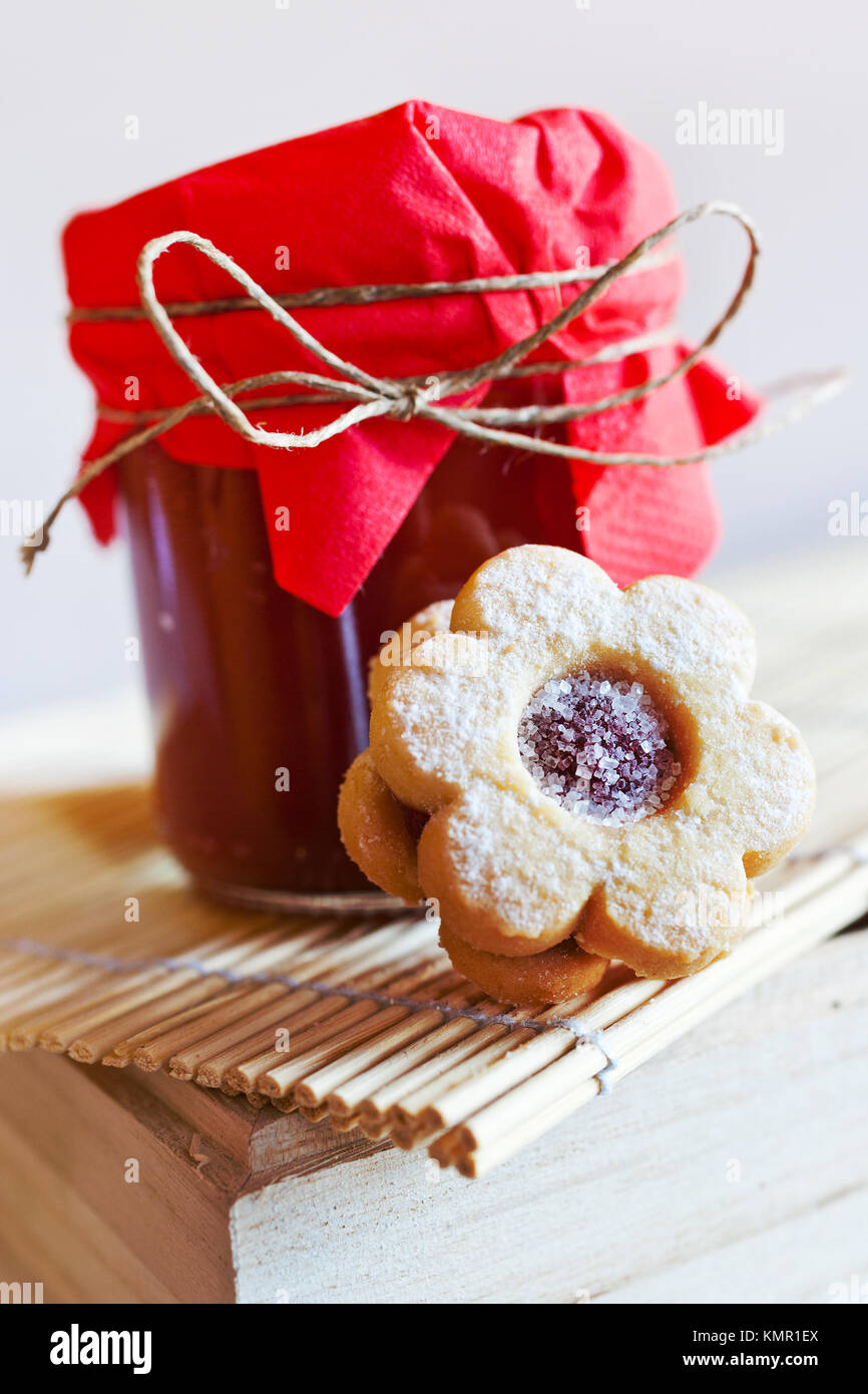 Tradiční české vánoce - vánoční cukroví - linecké pečivo/traditionelle tschechische Weihnachten - Kuchen backen - Linzer Torten Kekse (Linz) mit Marmelade gefüllt Stockfoto