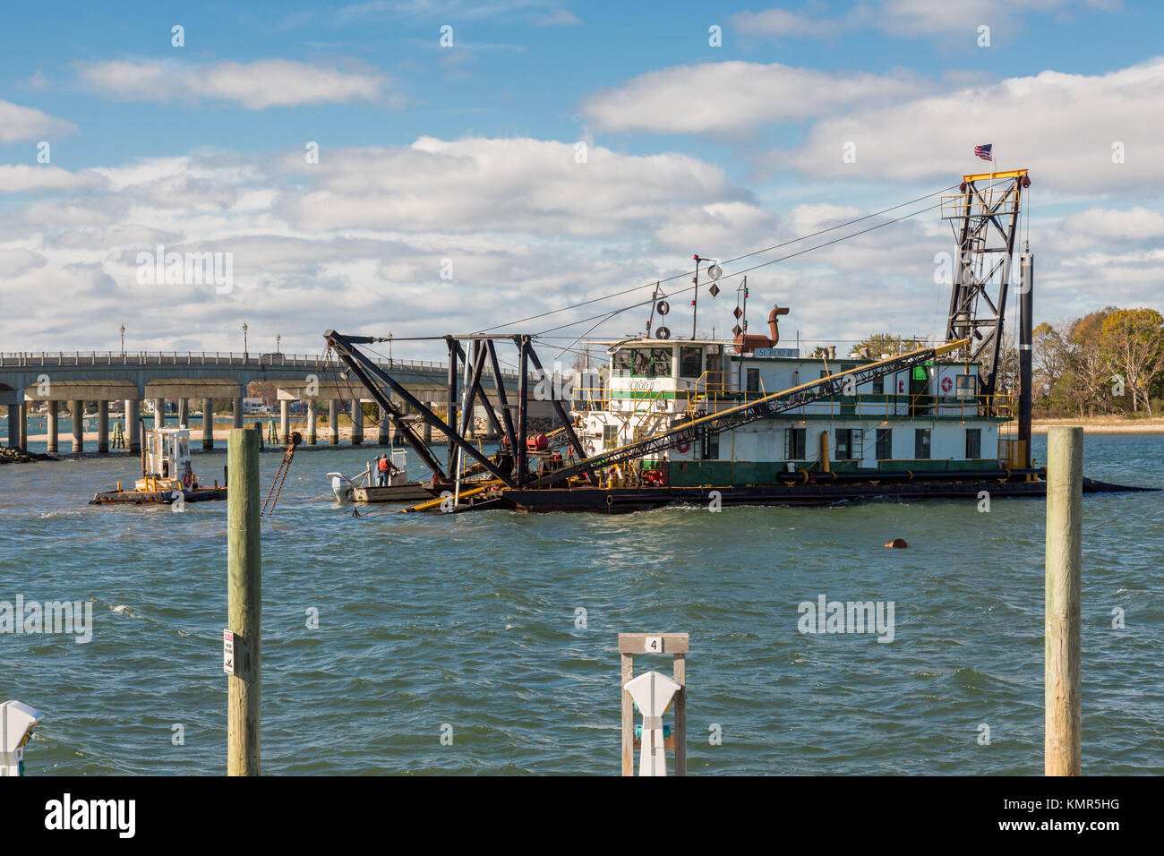 Menschen, die Boote aus der Sag Harbor Long Wharf in Sag Harbor, NY, USA Stockfoto
