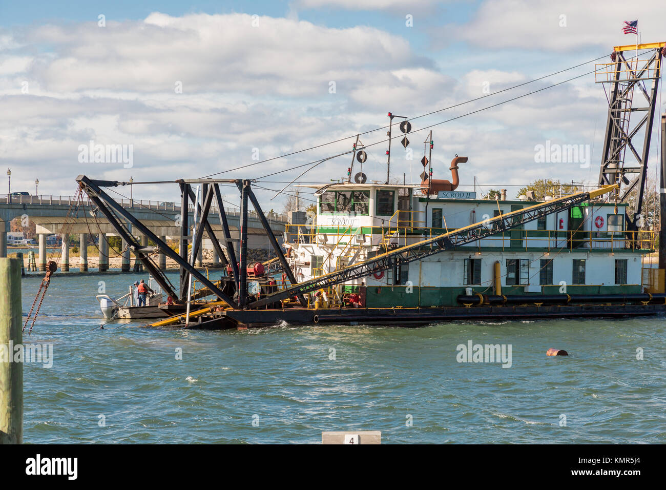 Menschen, die Boote aus der Sag Harbor Long Wharf in Sag Harbor, NY, USA Stockfoto