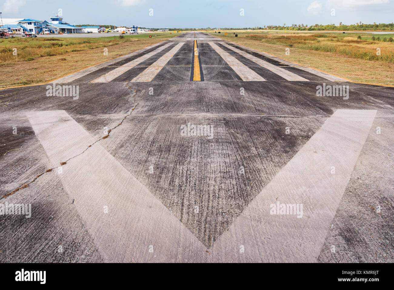 Start- und Landebahn am Flughafen Ogle International Airport, einem öffentlichen Flughafen in der Nähe von Georgetown, Guyana. Stockfoto