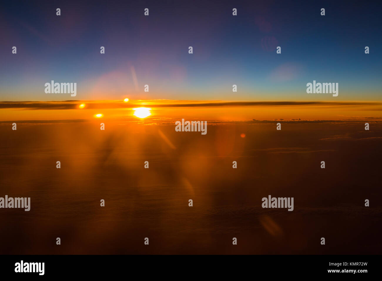 Sonnenaufgang über dem Himmel - Sonnenaufgang über den Wolken - Flug in 12000 m Stockfoto