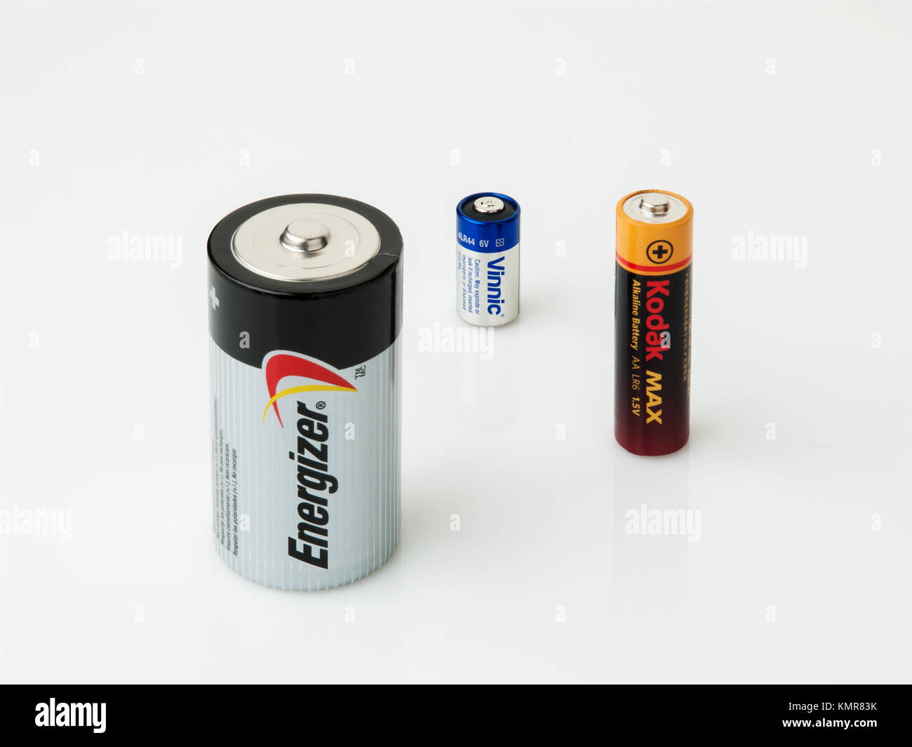 Gruppe von drei beliebte Batterien in verschiedenen Größen (D, 4LR44 und AA), auf weißem Hintergrund Stockfoto