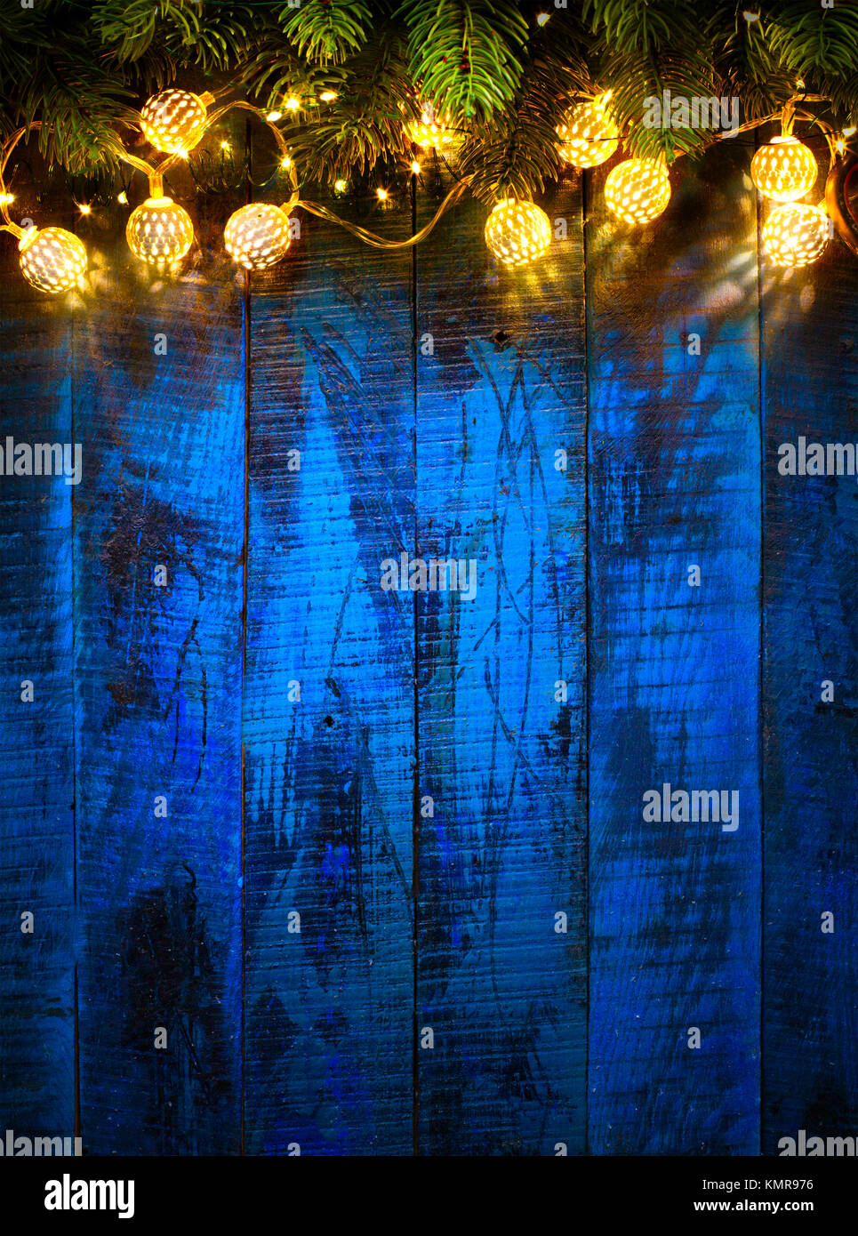String Licht hängen an Vintage Blau Holz- Hintergrund Stockfoto
