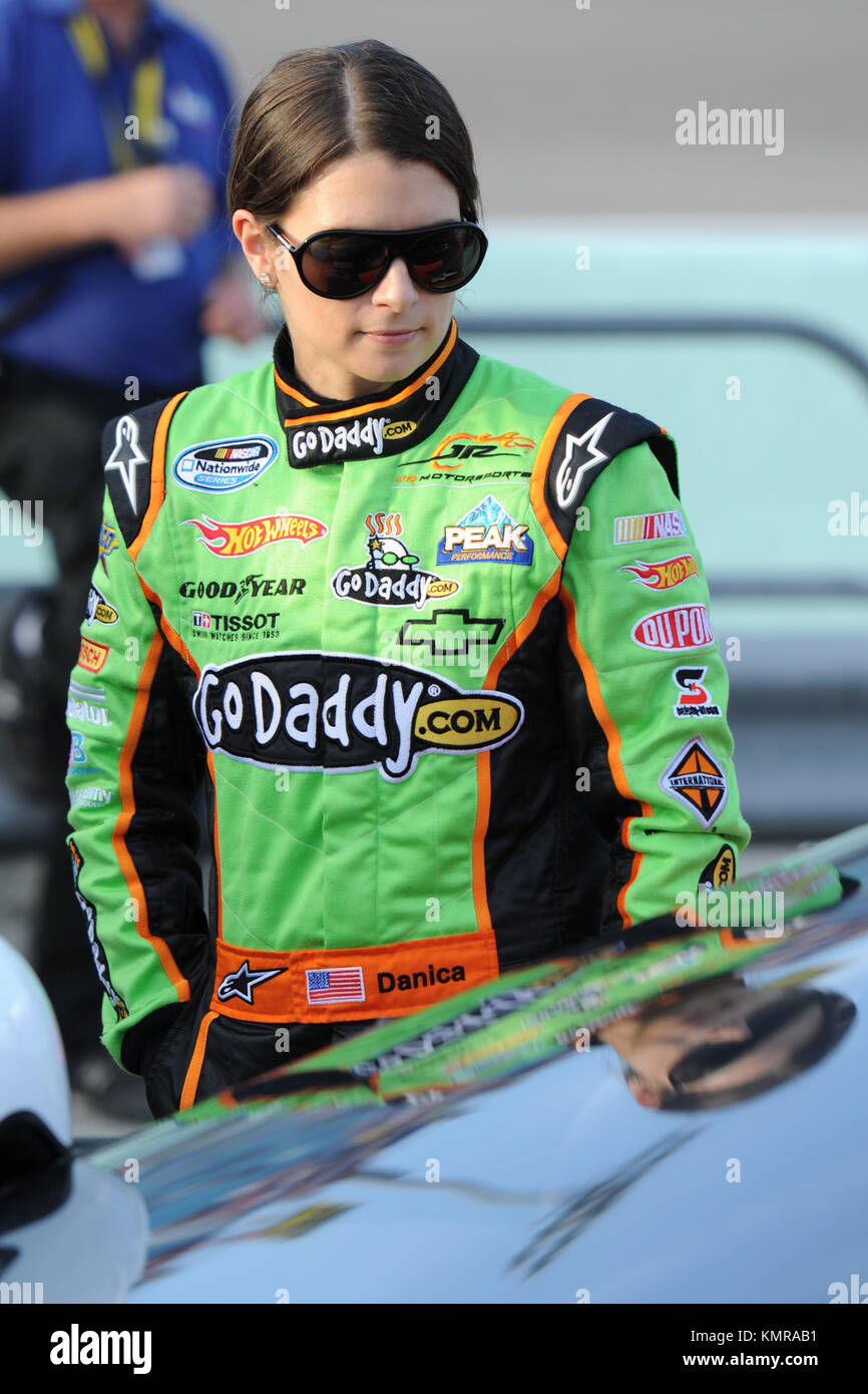 Homestead, FL - 20. NOVEMBER: Danica Patrick, Fahrer des Chevrolet #7 GoDaddy.com, steht vor der NASCAR Nationwide Series Ford 300 auf dem Homestead-Miami Speedway am 20. November 2010 in Homestead, Florida.Credit: MPI04/MediaPunch Stockfoto
