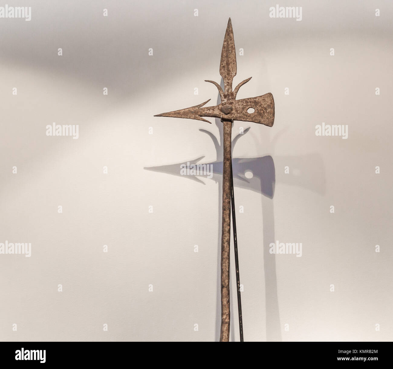 Alte Waffe gegen einen weißen Hintergrund Stockfoto