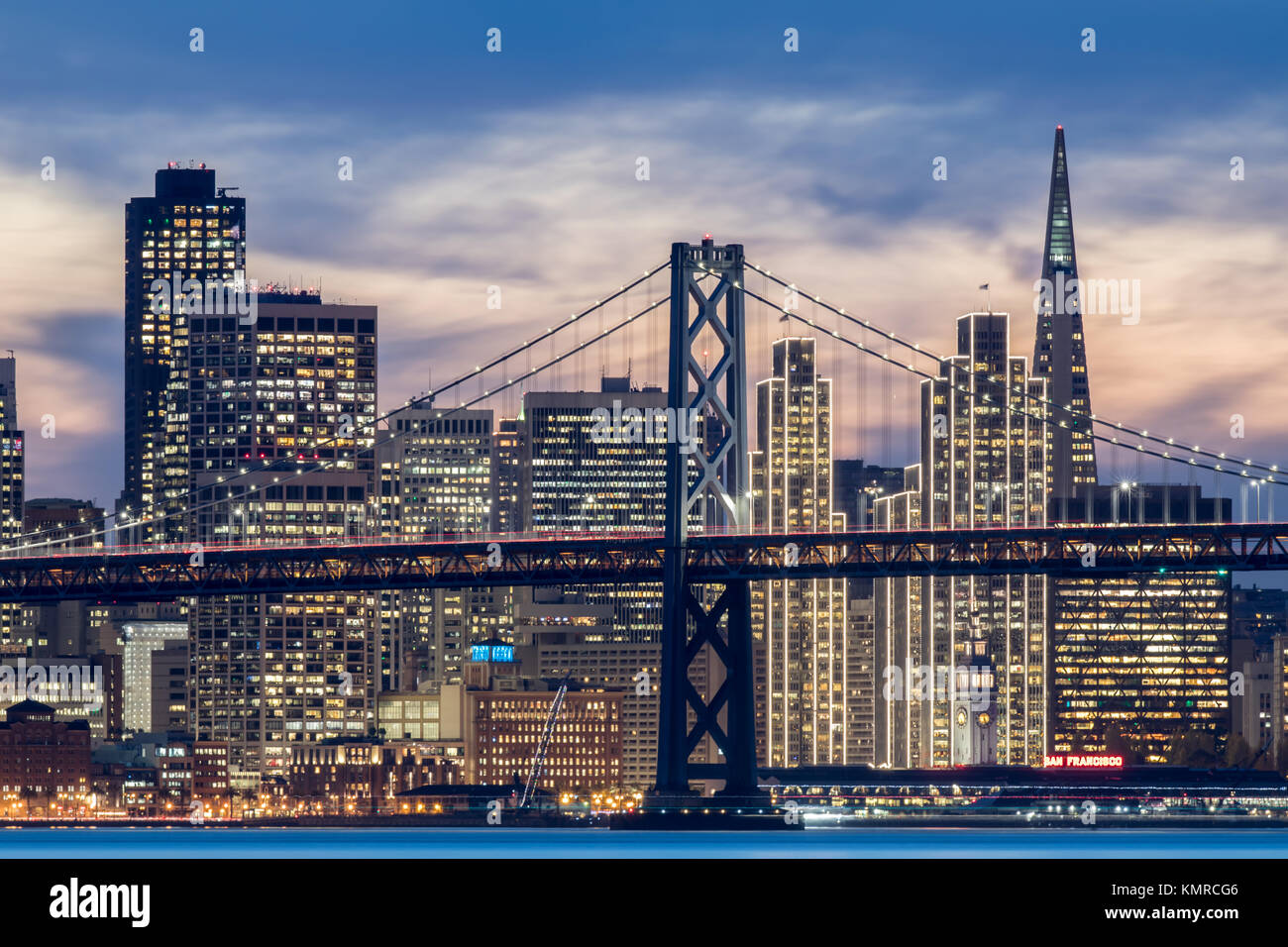 Bay Bridge und die Innenstadt von San Francisco. Stockfoto