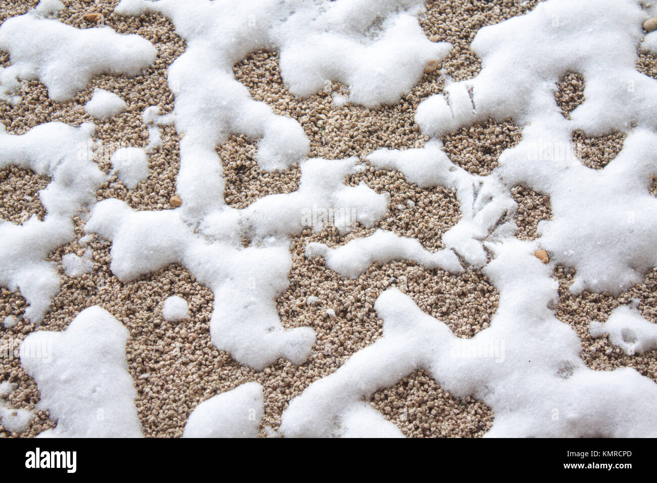 Kies Hintergrund durch Schnee mit VOGEL SPUREN Stockfoto