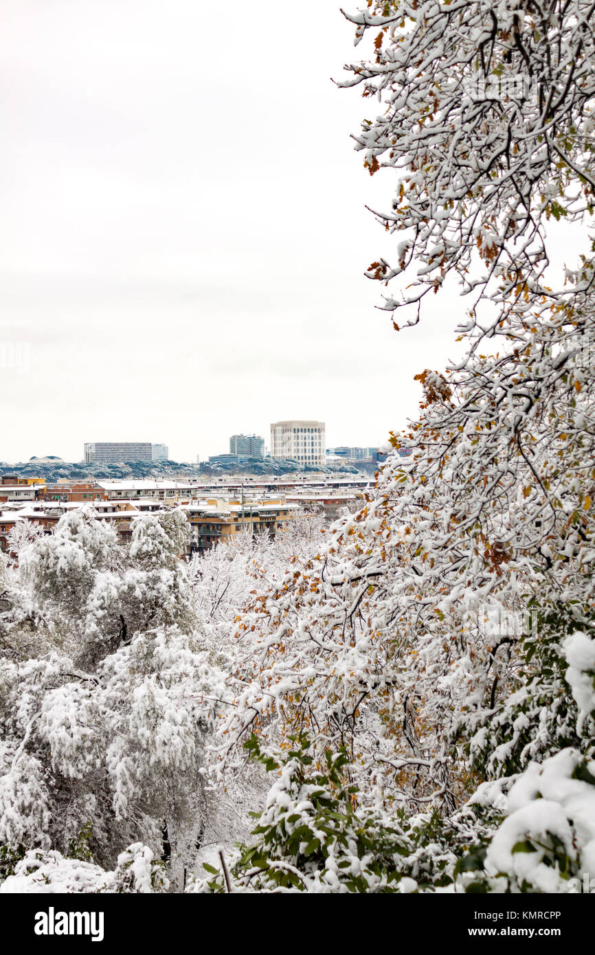 Rom abgedeckt durch Schnee: BLICK AUF EUR BEZIRK VON ÖFFENTLICHEN PARK. Stockfoto