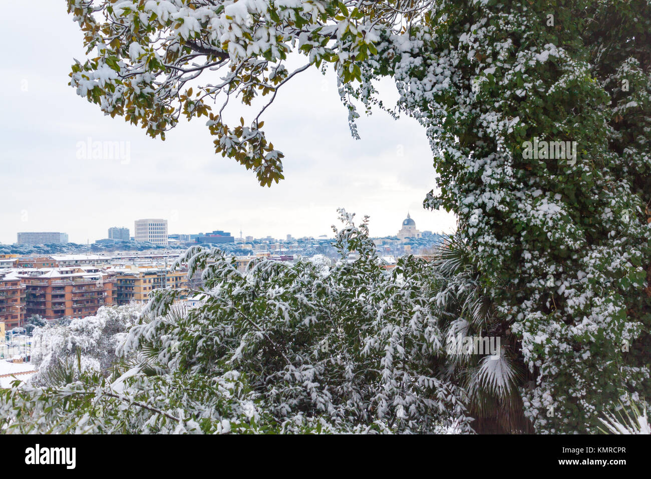 Rom abgedeckt durch Schnee: BLICK AUF EUR BEZIRK VON ÖFFENTLICHEN PARK. Stockfoto