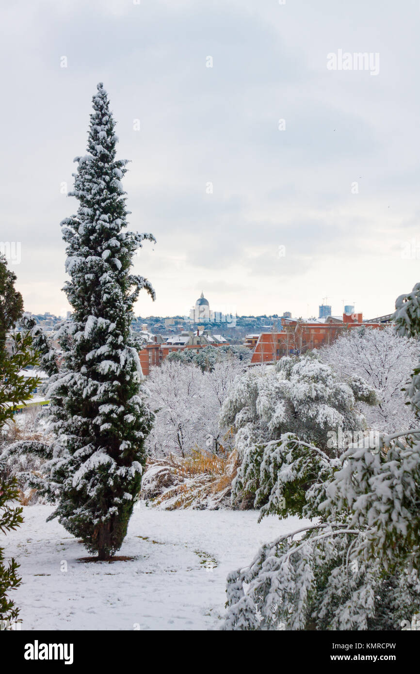Rom abgedeckt durch Schnee: BLICK AUF EUR BEZIRK VON ÖFFENTLICHEN PARK. Stockfoto