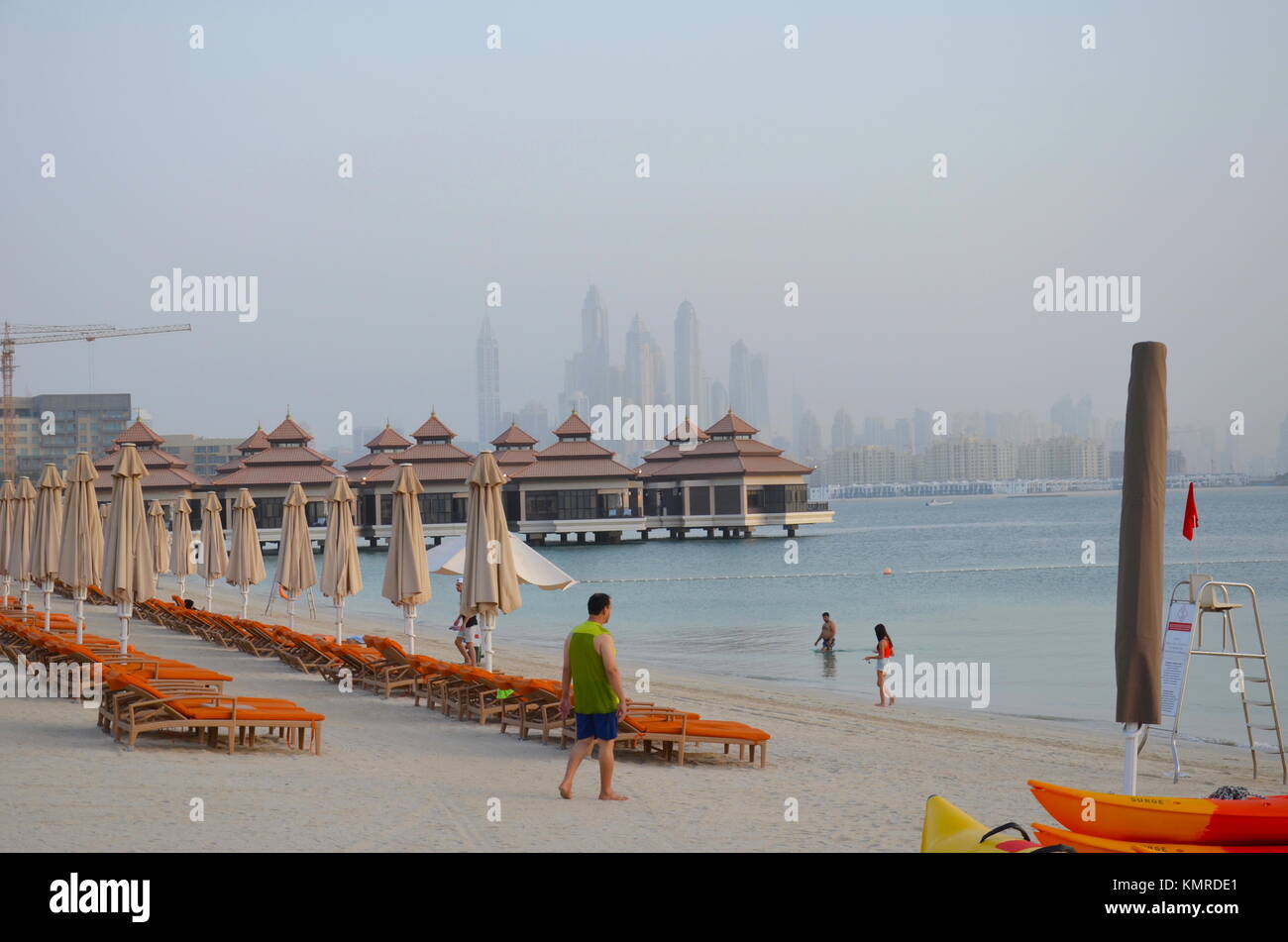 Blick über Wasser Anantara Suiten im The Palm, Dubai, Vereinigte Arabische Emirate Stockfoto