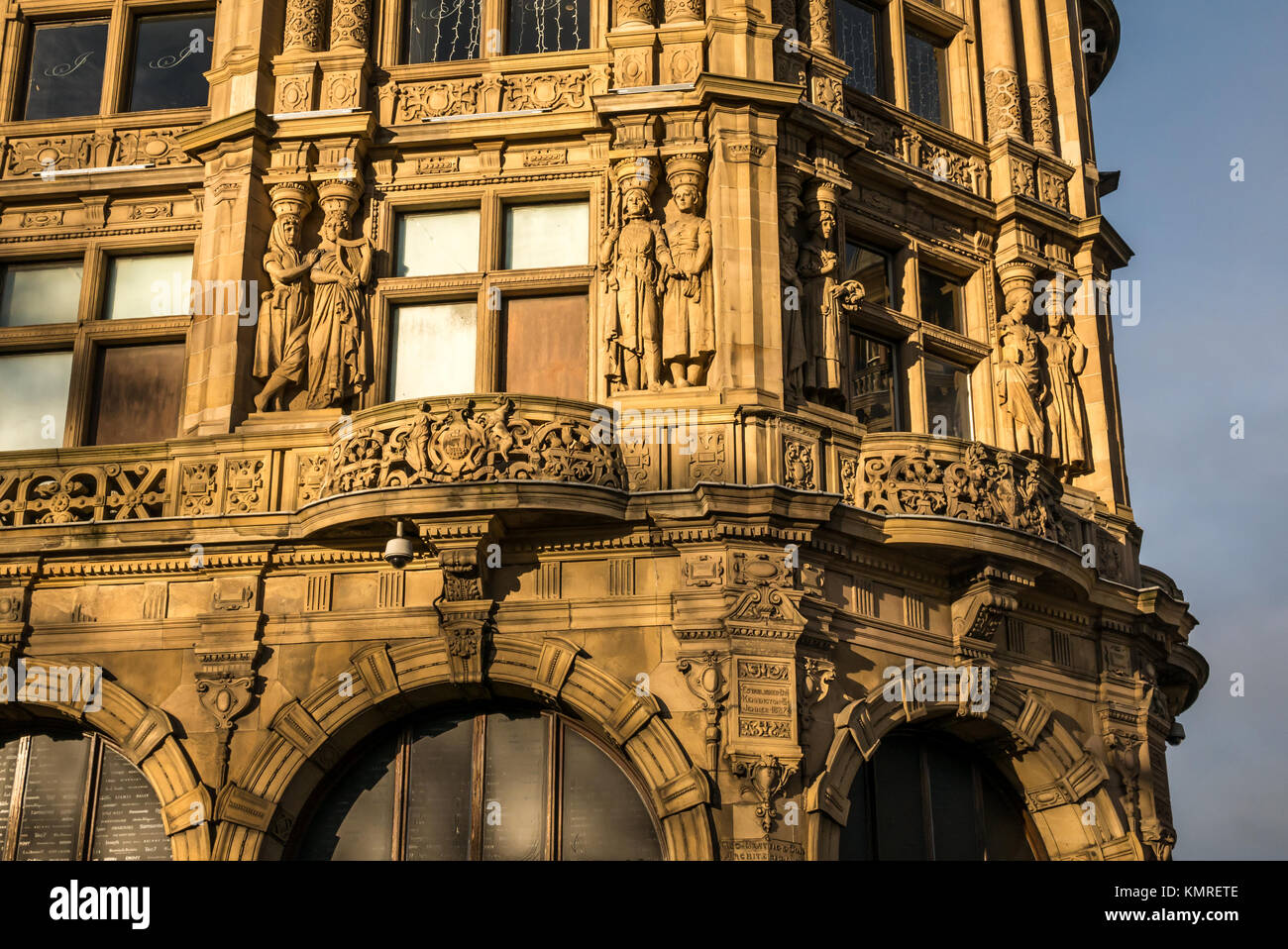 Detail der viktorianischen Gotik mit geschnitzten Figuren, Jenners Kaufhaus, House of Fraser, Princes Street, Edinburgh, Schottland, Großbritannien Stockfoto