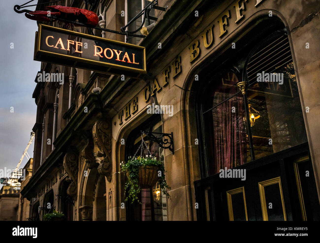 Cafe Royal Bar, berühmter viktorianischer Pub, Edinburgh City Centre, Schottland, UK, Mit Namensschild und Hummer-Seafood-Schild Stockfoto