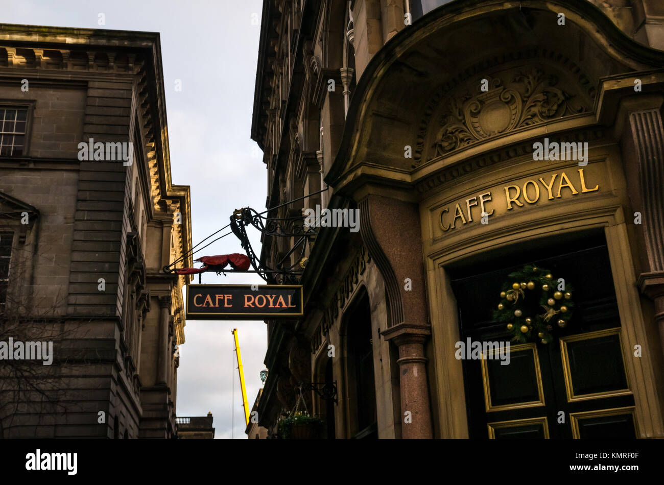 Entrance Cafe Royal Bar, viktorianisches Pub im Stadtzentrum, Edinburgh, Schottland, Großbritannien, mit Namensschild und Hummer-Seafood-Schild Stockfoto