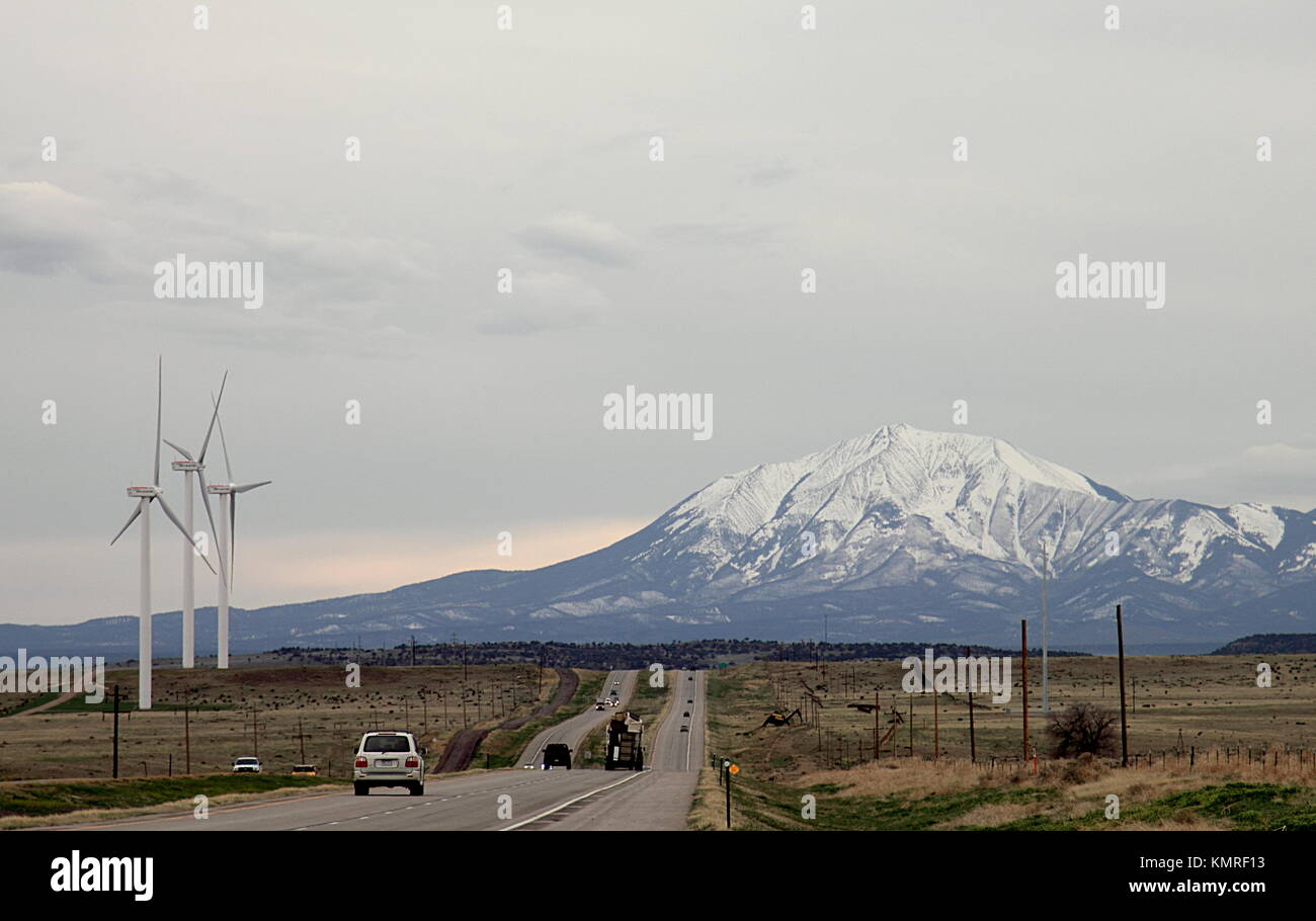 Malerische Sommer Colorado Landschaft in den Rocky Mountains mit Windkraftanlagen und der Straße. Stockfoto