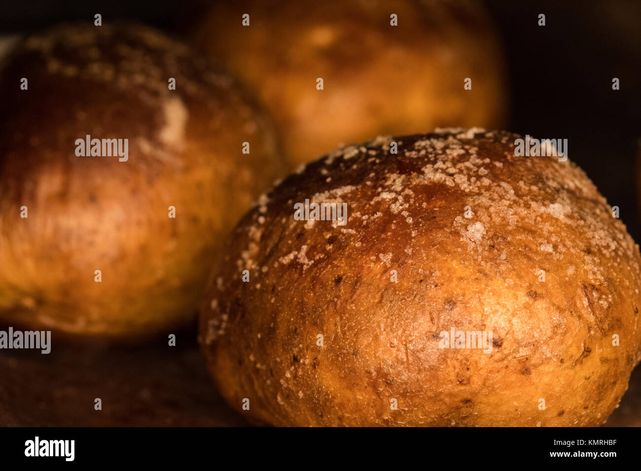 Gebackene Kartoffeln mit knusprigen Skins in Olivenöl und Salz Backen im Ofen abgedeckt Stockfoto
