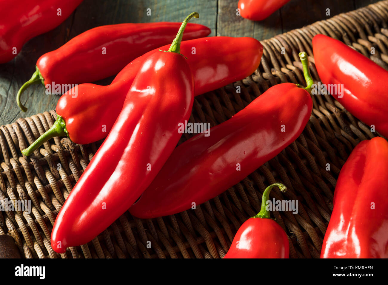 Raw Organic Süßen roten alten Paprika in einem Bündel Stockfoto