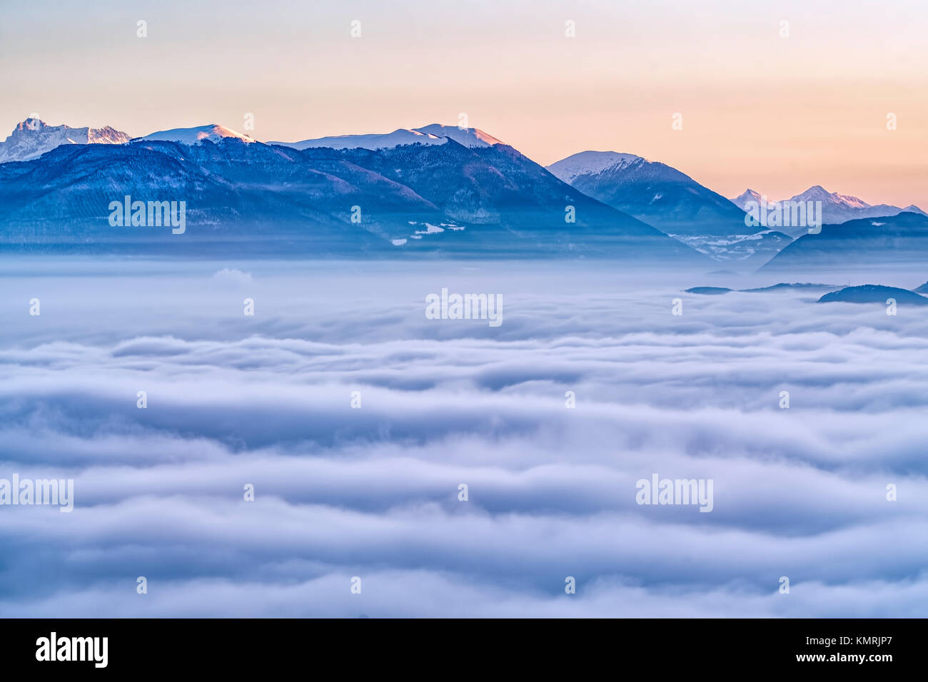 Blick auf den dichten Wolken hängen tief über dem Tal zwischen Chartreuse und Vercors Gebirge, Ein- und Ausblenden der französischen Stadt Grenoble. Stockfoto