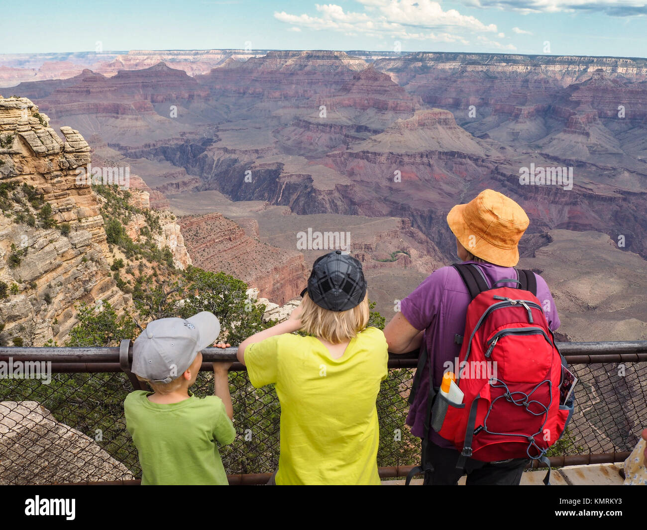 Eine touristische Familie ist mit Blick auf den Grand Canyon National Park vom South Rim Stockfoto