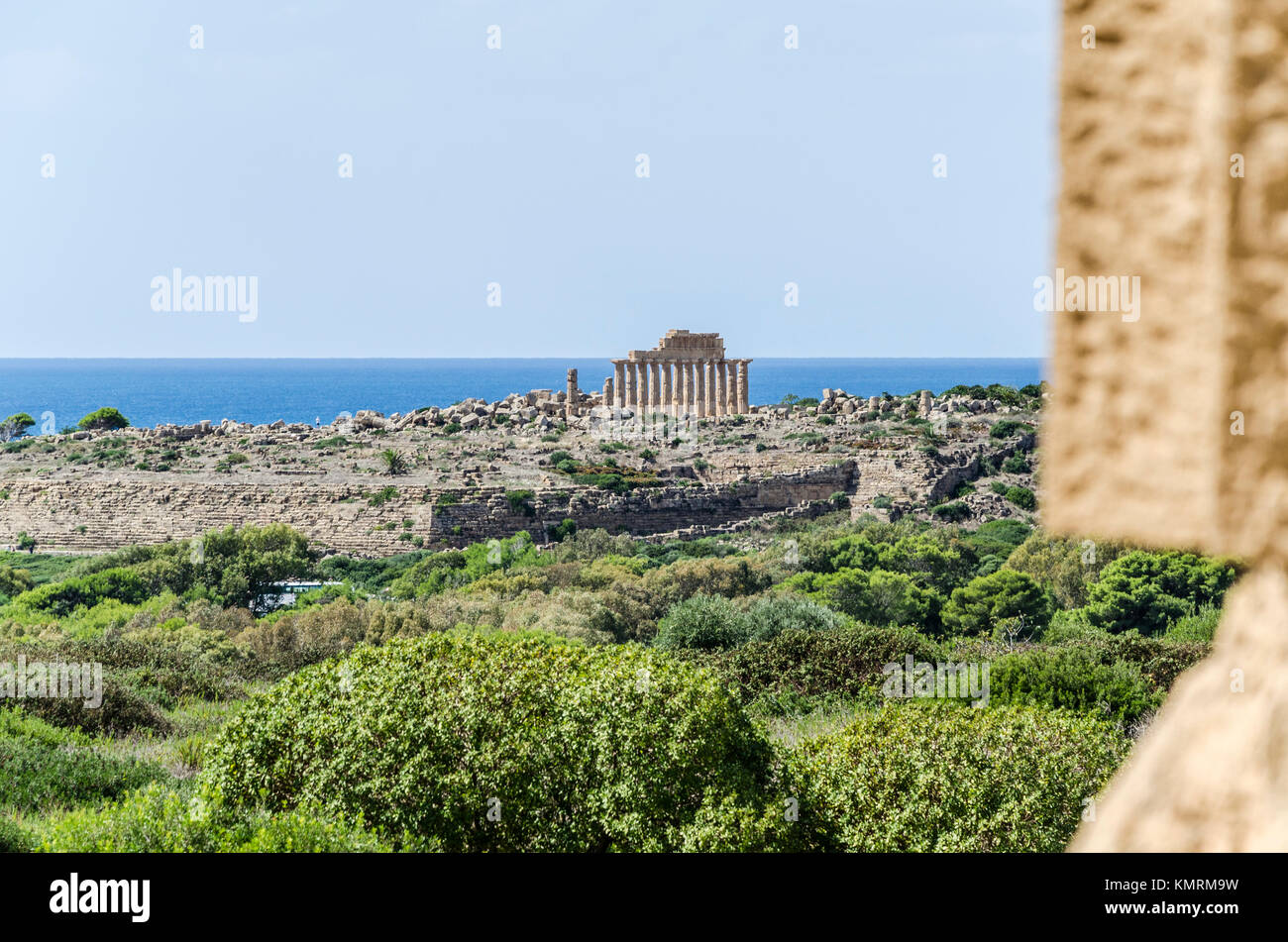 Anzeigen von archäologischen Funden und ein Tempel der Akropolis von Selinunte Stockfoto