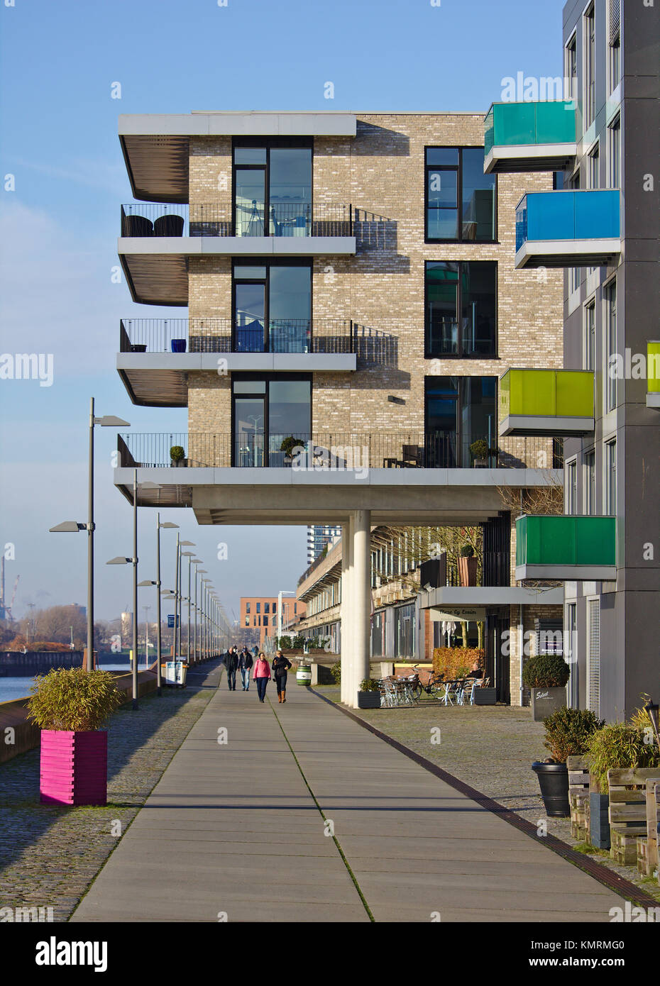 Bremen, Deutschland - 25. November 2017 - Modernes Wohnhaus oberhalb der Esplanade im Europa Hafen im Stadtteil Überseestadt mit allen - rou Stockfoto