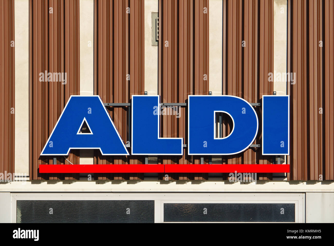 Bremen, Deutschland - 25. November 2017 - Die großen blauen und roten Logo an der Fassade der Aldi Store im Europa Hafen Stockfoto