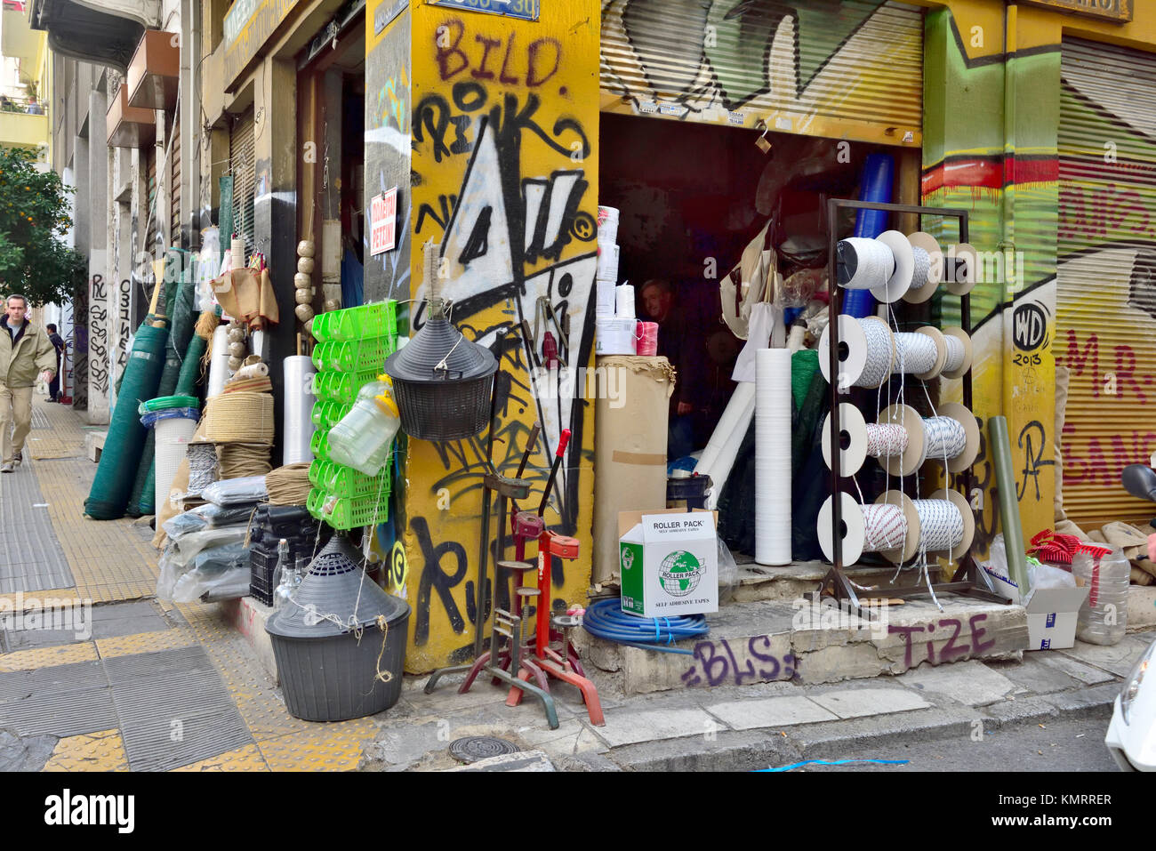 Lokale Hardware Shop mit Seil, Verrechnung und im Garten arbeitende Versorgungsmaterialien in Athen, Griechenland Stockfoto