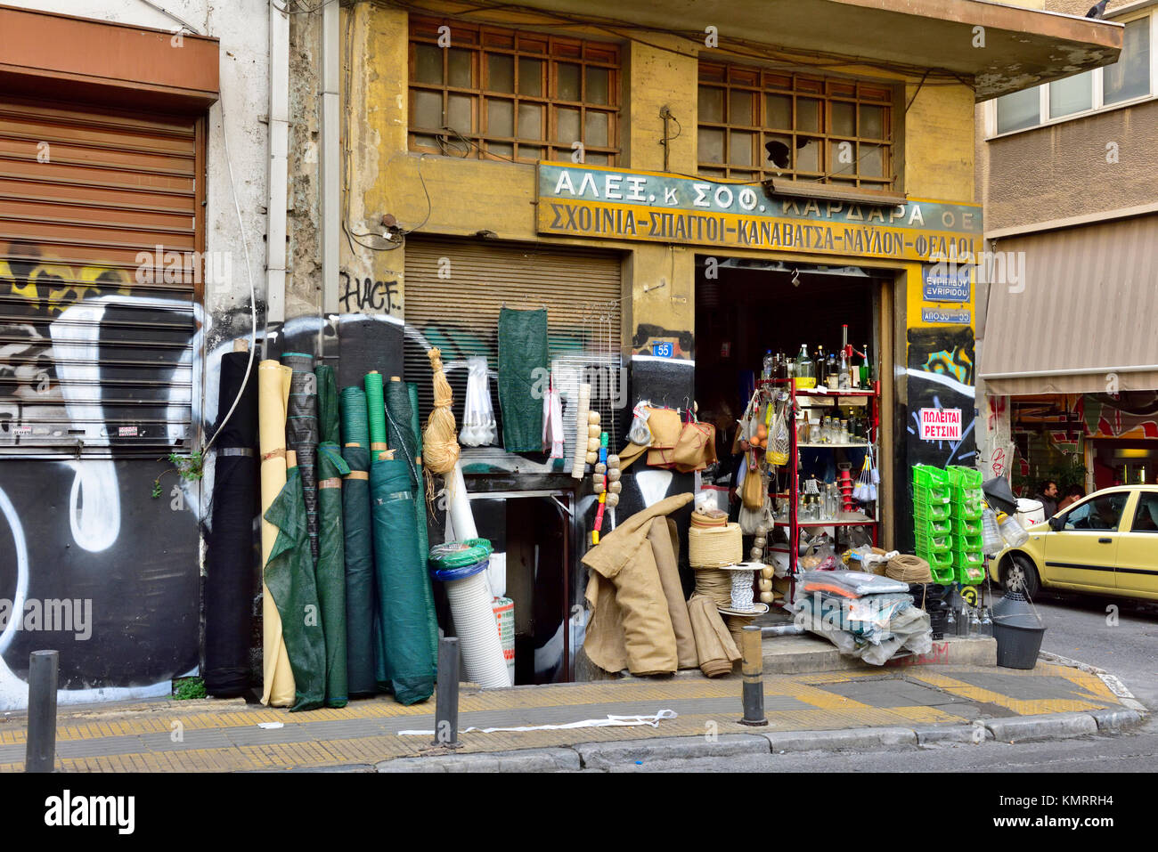 Lokale Hardware Shop mit Seil, Verrechnung und im Garten arbeitende Versorgungsmaterialien in Athen, Griechenland Stockfoto